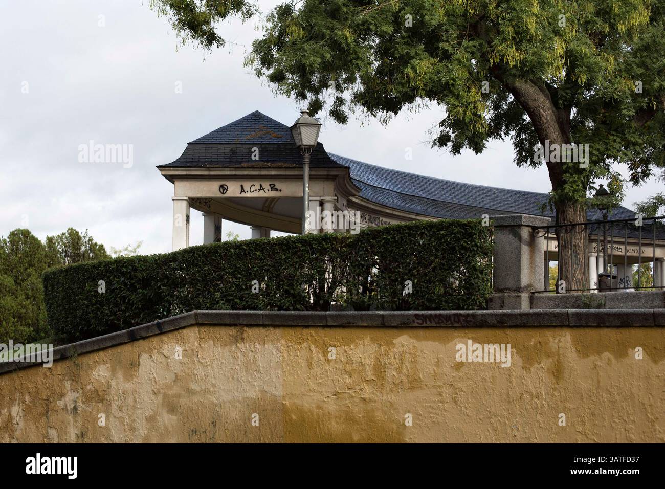 23. Oktober 2013 - Madrid, Spanien - alle Cops sind Bastarde, ein bekannter Graffiti-Tag. Lavapias ist seit langem ein vernachlässigtes Gebiet der Stadt. Multikulturalismus existiert mit einer hässlicheren Realität, der von Obdachlosigkeit, Drogen und Kleinkriminalität. Es war das jüdische Viertel der Stadt bis zur Vertreibung der Juden aus Spanien im Jahr 1492. Heutzutage gibt es eine ständige Polizeipräsenz auf der Plaza de Lavapias sowie einen hohen Grad an offenen Drogenverkäufen. (Bild: © Yuri Van Geenen/ZUMA Wire/ZUMAPRESS.com) Stockfoto
