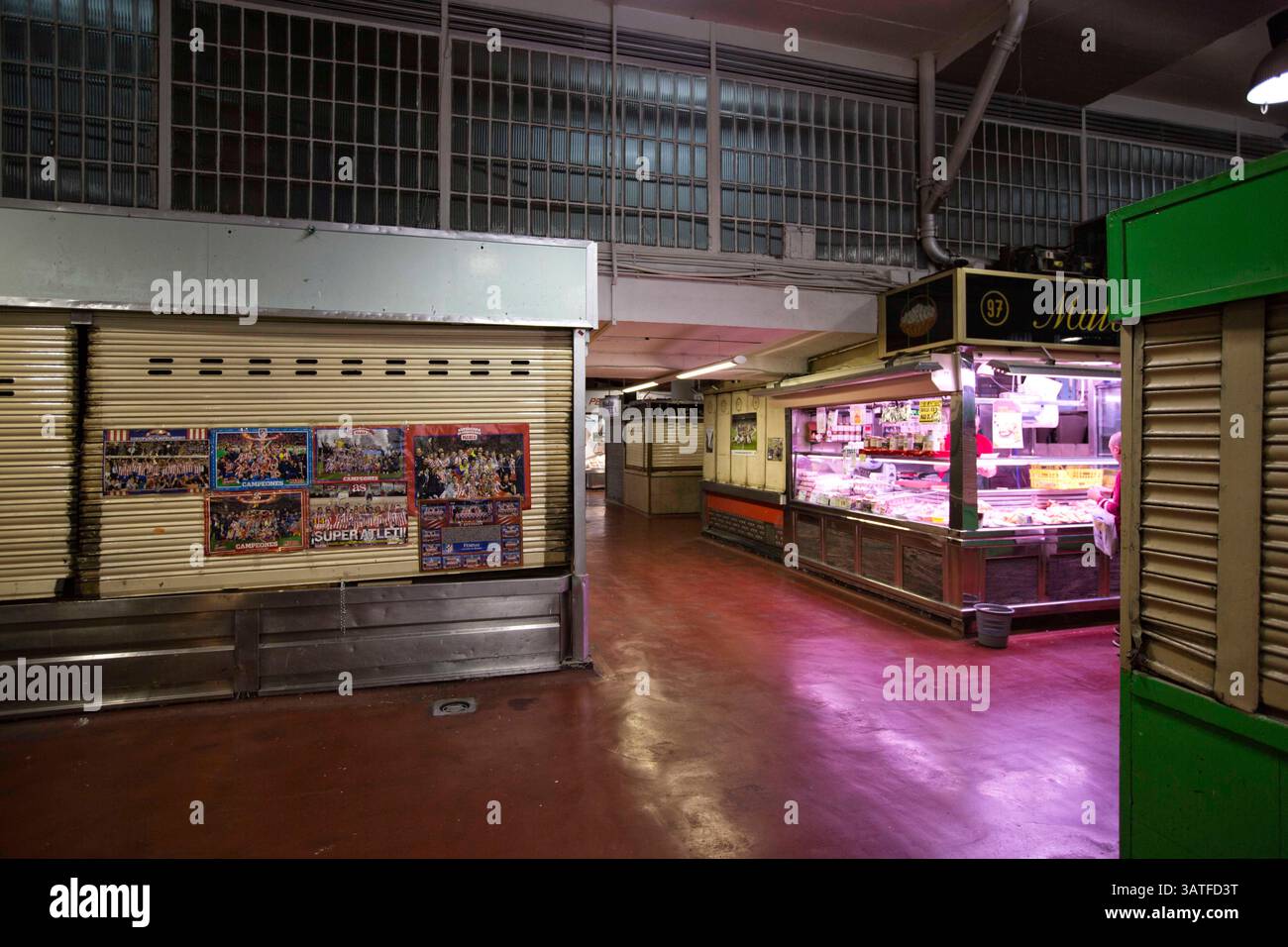 23. Oktober 2013 - Madrid, Spanien - Finanzkrise am Mercado de la Cebada. Die Geschäfte akzeptieren sogar Peseten statt Euro. Leere Regale und deprimierende Menschen. Lavapias ist seit langem ein vernachlässigtes Gebiet der Stadt. Multikulturalismus existiert mit einer hässlicheren Realität, der von Obdachlosigkeit, Drogen und Kleinkriminalität. Es war das jüdische Viertel der Stadt bis zur Vertreibung der Juden aus Spanien im Jahr 1492. Heutzutage gibt es eine ständige Polizeipräsenz auf der Plaza de Lavapias sowie einen hohen Grad an offenen Drogenverkäufen. (Bild: © Yuri Van Geenen/ZUMA Wire/ZUMAPRESS.com) Stockfoto