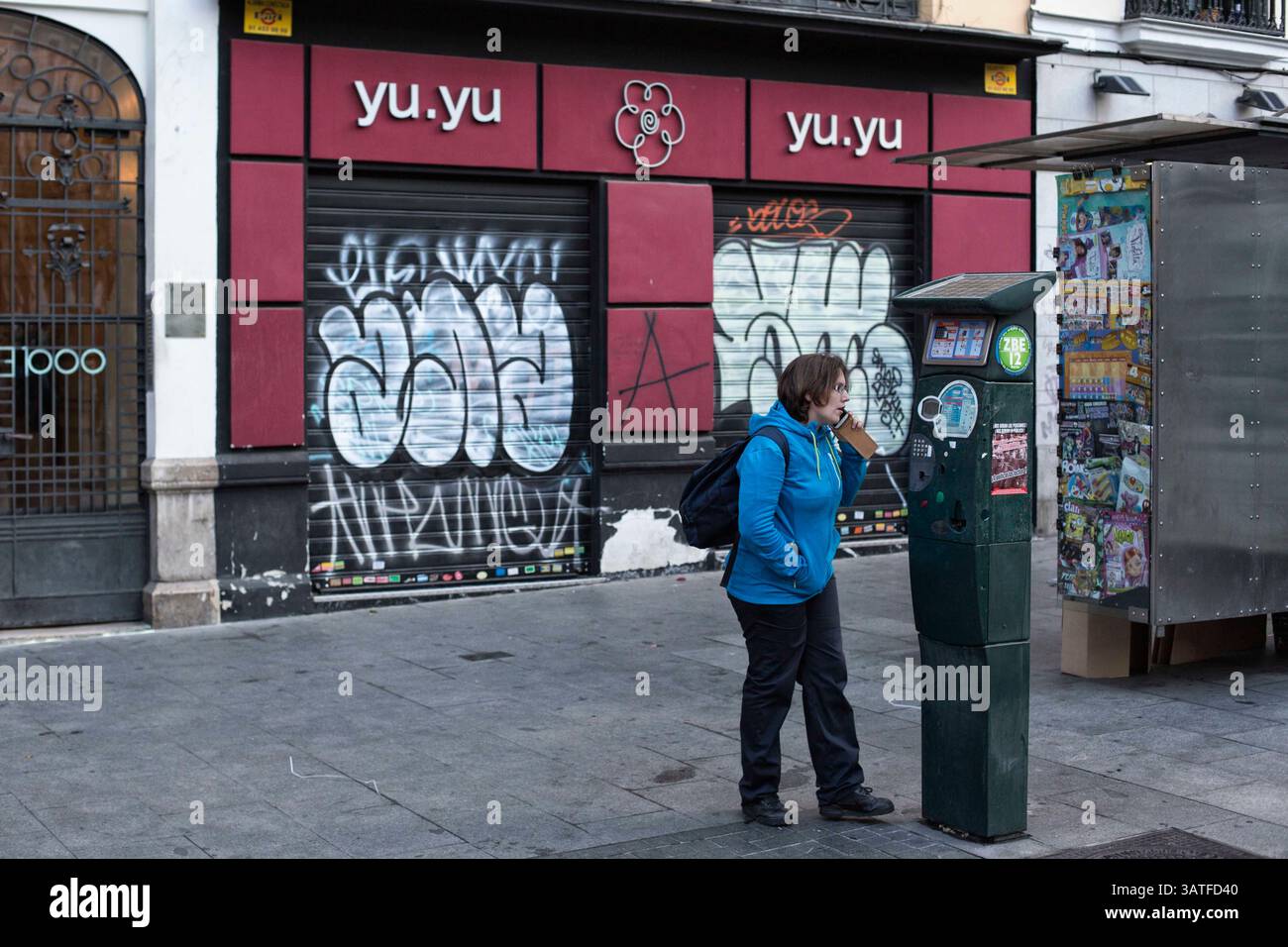 23. Oktober 2013 - Madrid, Spanien - Frau in der Nähe einer Telefonzelle, die mit ihrem Handy spricht. Lavapias ist seit langem ein vernachlässigtes Gebiet der Stadt. Multikulturalismus existiert mit einer hässlicheren Realität, der von Obdachlosigkeit, Drogen und Kleinkriminalität. Es war das jüdische Viertel der Stadt bis zur Vertreibung der Juden aus Spanien im Jahr 1492. Heutzutage gibt es eine ständige Polizeipräsenz auf der Plaza de Lavapias sowie einen hohen Grad an offenen Drogenverkäufen. (Bild: © Yuri Van Geenen/ZUMA Wire/ZUMAPRESS.com) Stockfoto