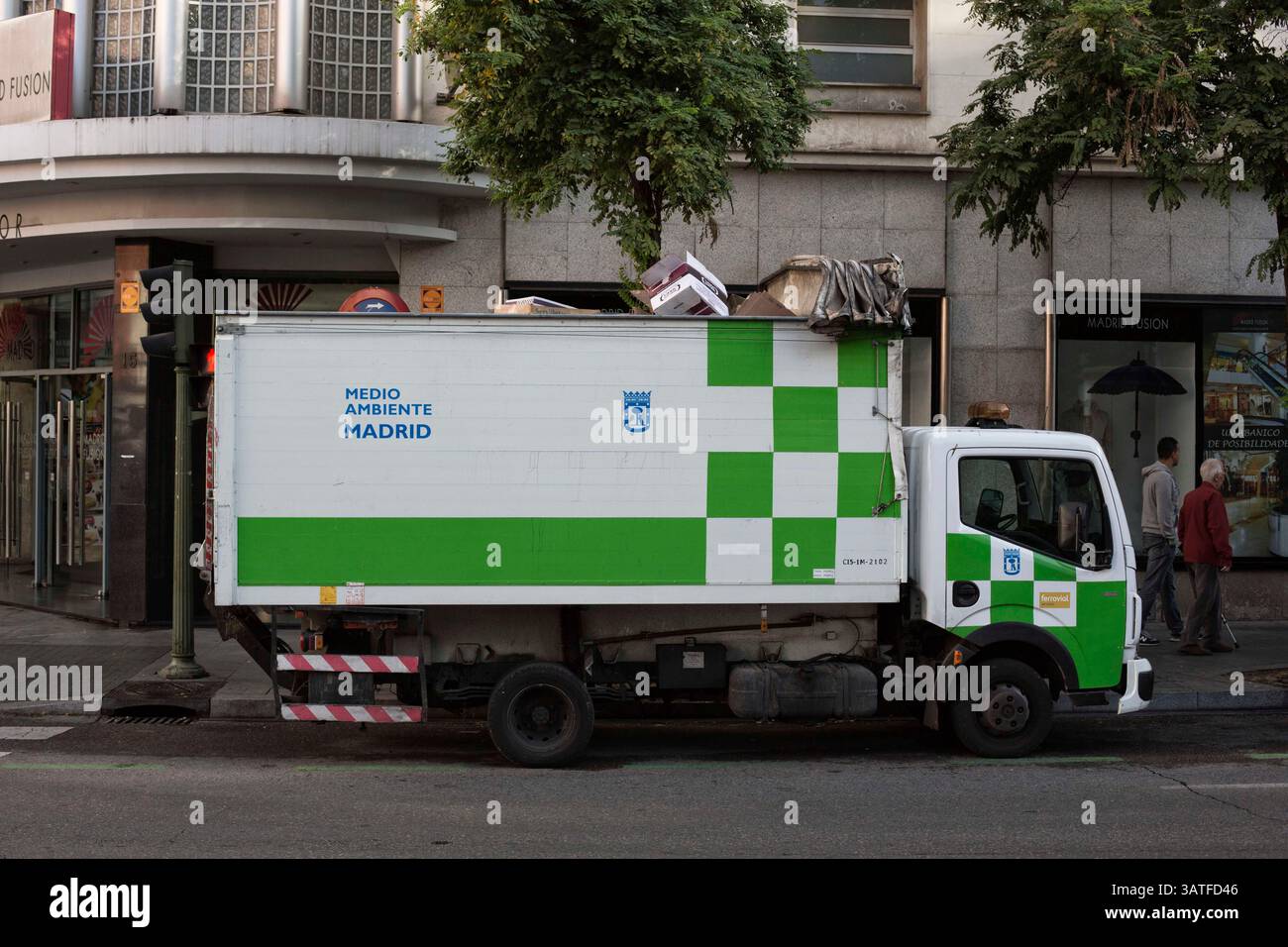 Oktober 2013 - Madrid, Spanien - Medio Ambiente Reinigungswagen. Lavapias ist seit langem ein vernachlässigtes Gebiet der Stadt. Multikulturalismus existiert mit einer hässlicheren Realität, der von Obdachlosigkeit, Drogen und Kleinkriminalität. Es war das jüdische Viertel der Stadt bis zur Vertreibung der Juden aus Spanien im Jahr 1492. Heutzutage gibt es eine ständige Polizeipräsenz auf der Plaza de Lavapias sowie einen hohen Grad an offenen Drogenverkäufen. (Bild: © Yuri Van Geenen/ZUMA Wire/ZUMAPRESS.com) Stockfoto