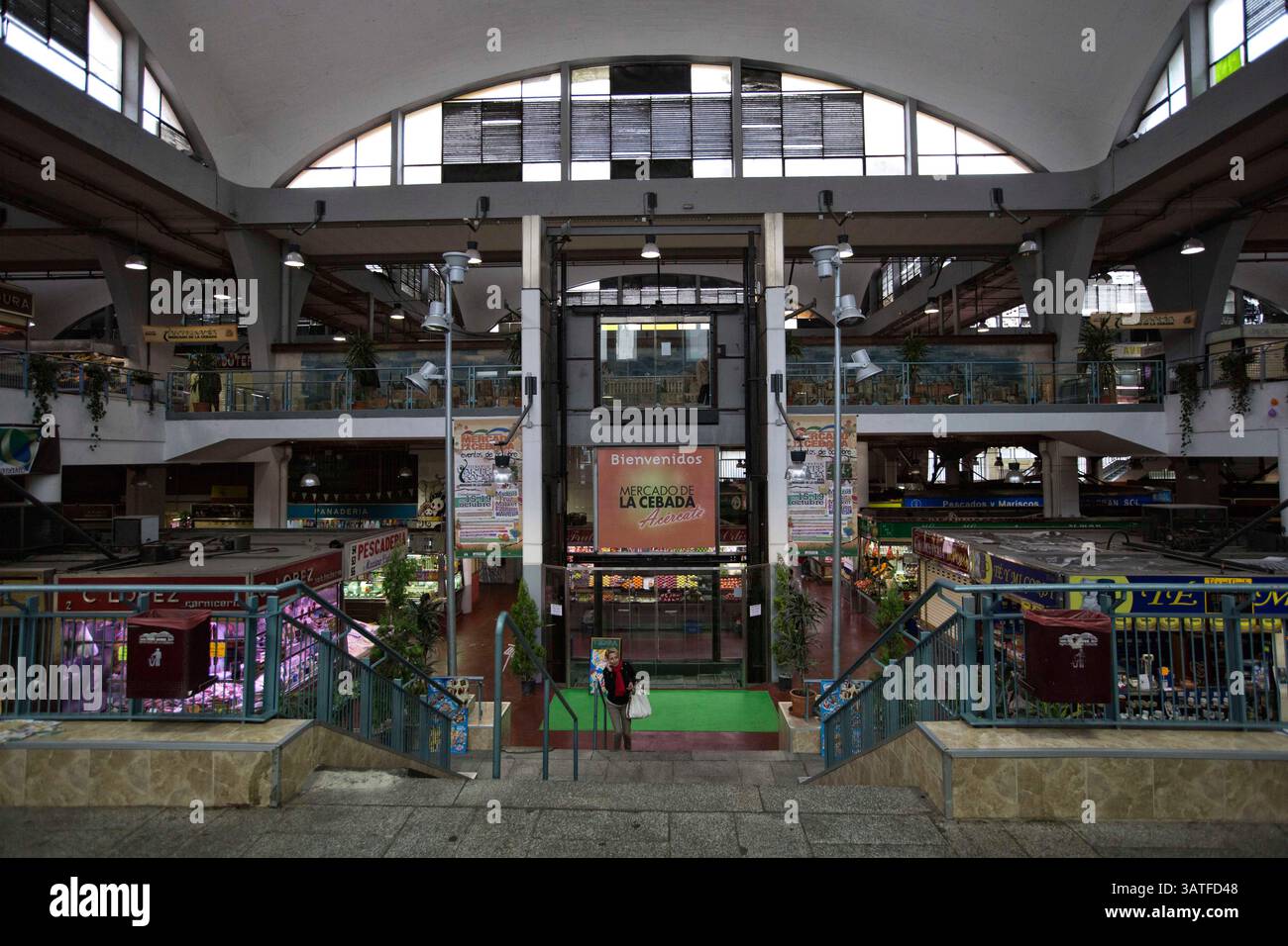 23. Oktober 2013 - Madrid, Spanien - Finanzkrise am Mercado de la Cebada. Die Geschäfte akzeptieren sogar Peseten statt Euro. Lavapias ist seit langem ein vernachlässigtes Gebiet der Stadt. Multikulturalismus existiert mit einer hässlicheren Realität, der von Obdachlosigkeit, Drogen und Kleinkriminalität. Es war das jüdische Viertel der Stadt bis zur Vertreibung der Juden aus Spanien im Jahr 1492. Heutzutage gibt es eine ständige Polizeipräsenz auf der Plaza de Lavapias sowie einen hohen Grad an offenen Drogenverkäufen. (Bild: © Yuri Van Geenen/ZUMA Wire/ZUMAPRESS.com) Stockfoto