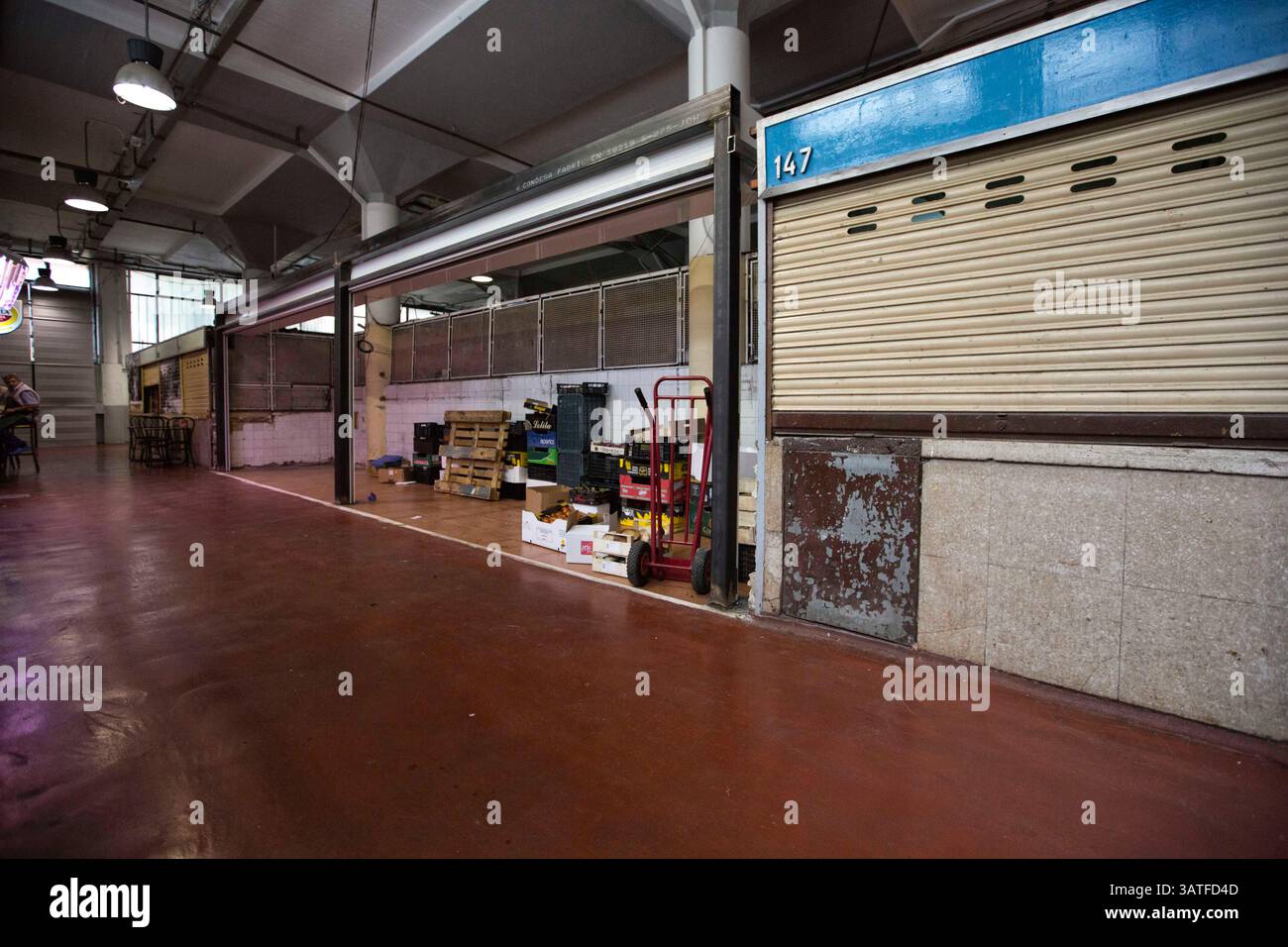 23. Oktober 2013 - Madrid, Spanien - Finanzkrise am Mercado de la Cebada. Die Geschäfte akzeptieren sogar Peseten statt Euro. Leere Regale und deprimierende Menschen. Lavapias ist seit langem ein vernachlässigtes Gebiet der Stadt. Multikulturalismus existiert mit einer hässlicheren Realität, der von Obdachlosigkeit, Drogen und Kleinkriminalität. Es war das jüdische Viertel der Stadt bis zur Vertreibung der Juden aus Spanien im Jahr 1492. Heutzutage gibt es eine ständige Polizeipräsenz auf der Plaza de Lavapias sowie einen hohen Grad an offenen Drogenverkäufen. (Bild: © Yuri Van Geenen/ZUMA Wire/ZUMAPRESS.com) Stockfoto