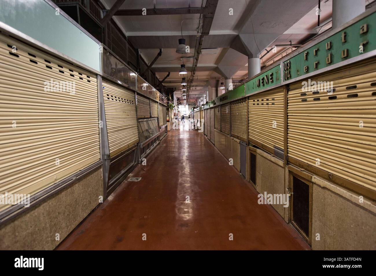 23. Oktober 2013 - Madrid, Spanien - Finanzkrise am Mercado de la Cebada. Die Geschäfte akzeptieren sogar Peseten statt Euro. Leere Regale und deprimierende Menschen. Lavapias ist seit langem ein vernachlässigtes Gebiet der Stadt. Multikulturalismus existiert mit einer hässlicheren Realität, der von Obdachlosigkeit, Drogen und Kleinkriminalität. Es war das jüdische Viertel der Stadt bis zur Vertreibung der Juden aus Spanien im Jahr 1492. Heutzutage gibt es eine ständige Polizeipräsenz auf der Plaza de Lavapias sowie einen hohen Grad an offenen Drogenverkäufen. (Bild: © Yuri Van Geenen/ZUMA Wire/ZUMAPRESS.com) Stockfoto