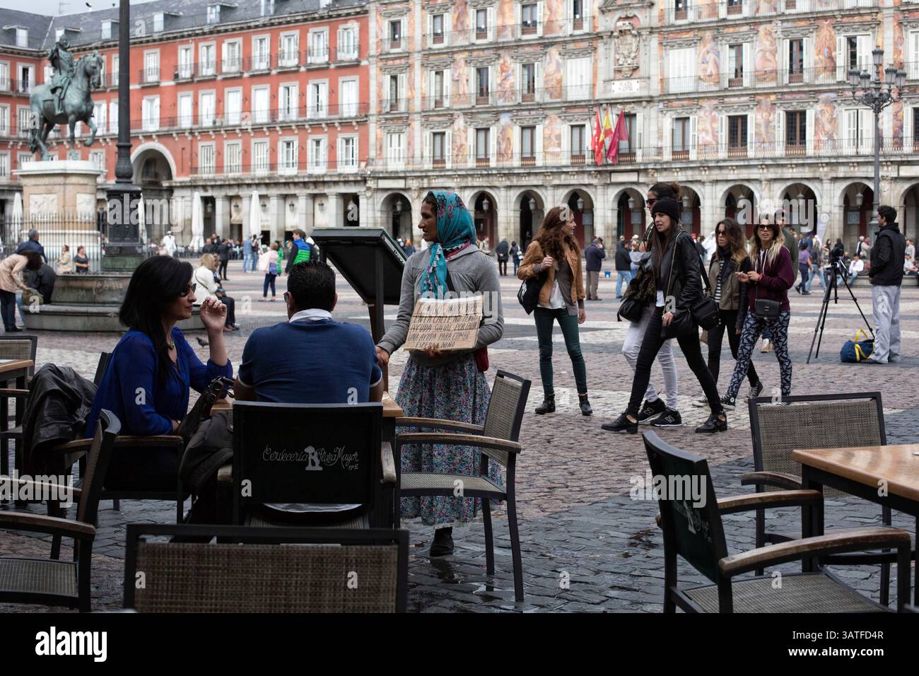 23. Oktober 2013 - Madrid, Spanien - Zigeunermädchen bettelt Touristen um Geld. Lavapias ist seit langem ein vernachlässigtes Gebiet der Stadt. Multikulturalismus existiert mit einer hässlicheren Realität, der von Obdachlosigkeit, Drogen und Kleinkriminalität. Es war das jüdische Viertel der Stadt bis zur Vertreibung der Juden aus Spanien im Jahr 1492. Heutzutage gibt es eine ständige Polizeipräsenz auf der Plaza de Lavapias sowie einen hohen Grad an offenen Drogenverkäufen. (Bild: © Yuri Van Geenen/ZUMA Wire/ZUMAPRESS.com) Stockfoto
