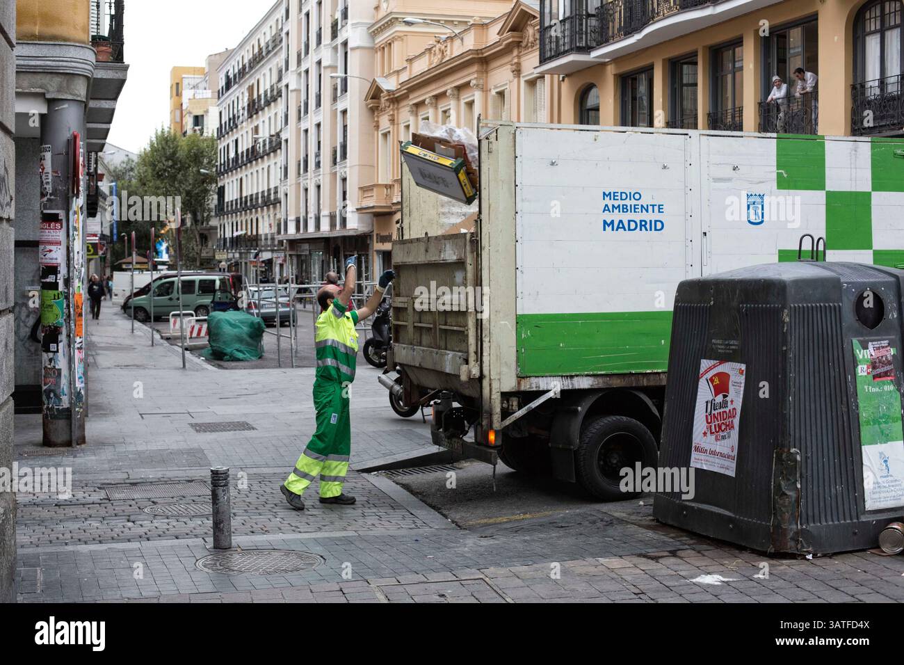 24. Oktober 2013 - Madrid, Spanien - Müllsammler sammeln Müll auf. Lavapias ist seit langem ein vernachlässigtes Gebiet der Stadt. Multikulturalismus existiert mit einer hässlicheren Realität, der von Obdachlosigkeit, Drogen und Kleinkriminalität. Es war das jüdische Viertel der Stadt bis zur Vertreibung der Juden aus Spanien im Jahr 1492. Heutzutage gibt es eine ständige Polizeipräsenz auf der Plaza de Lavapias sowie einen hohen Grad an offenen Drogenverkäufen. (Bild: © Yuri Van Geenen/ZUMA Wire/ZUMAPRESS.com) Stockfoto