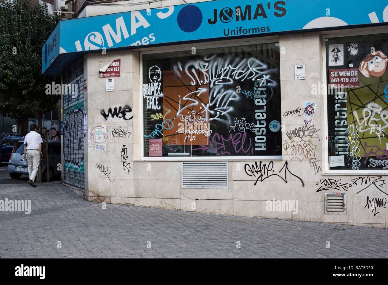 23. Oktober 2013 - Madrid, Spanien - leere Läden mit Graffiti. Lavapias ist seit langem ein vernachlässigtes Gebiet der Stadt. Multikulturalismus existiert mit einer hässlicheren Realität, der von Obdachlosigkeit, Drogen und Kleinkriminalität. Es war das jüdische Viertel der Stadt bis zur Vertreibung der Juden aus Spanien im Jahr 1492. Heutzutage gibt es eine ständige Polizeipräsenz auf der Plaza de Lavapias sowie einen hohen Grad an offenen Drogenverkäufen. (Bild: © Yuri Van Geenen/ZUMA Wire/ZUMAPRESS.com) Stockfoto