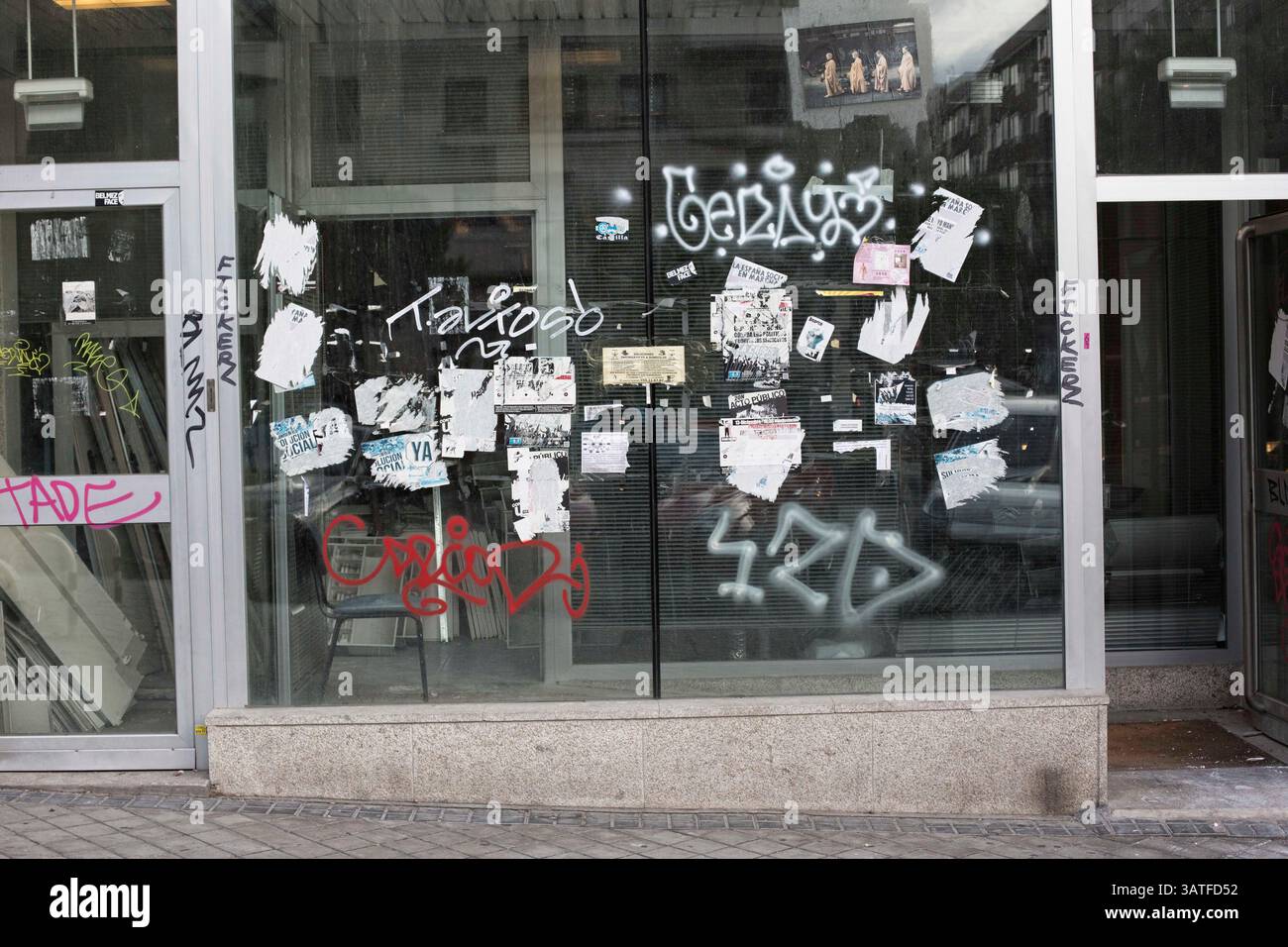 23. Oktober 2013 - Madrid, Spanien - leere Läden mit Graffiti. Lavapias ist seit langem ein vernachlässigtes Gebiet der Stadt. Multikulturalismus existiert mit einer hässlicheren Realität, der von Obdachlosigkeit, Drogen und Kleinkriminalität. Es war das jüdische Viertel der Stadt bis zur Vertreibung der Juden aus Spanien im Jahr 1492. Heutzutage gibt es eine ständige Polizeipräsenz auf der Plaza de Lavapias sowie einen hohen Grad an offenen Drogenverkäufen. (Bild: © Yuri Van Geenen/ZUMA Wire/ZUMAPRESS.com) Stockfoto