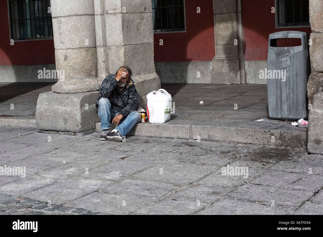 23. Oktober 2013 - Madrid, Spanien - ein Obdachloser auf der Straße, der deprimiert aussieht. Lavapias ist seit langem ein vernachlässigtes Gebiet der Stadt. Multikulturalismus existiert mit einer hässlicheren Realität, der von Obdachlosigkeit, Drogen und Kleinkriminalität. Es war das jüdische Viertel der Stadt bis zur Vertreibung der Juden aus Spanien im Jahr 1492. Heutzutage gibt es eine ständige Polizeipräsenz auf der Plaza de Lavapias sowie einen hohen Grad an offenen Drogenverkäufen. (Bild: © Yuri Van Geenen/ZUMA Wire/ZUMAPRESS.com) Stockfoto