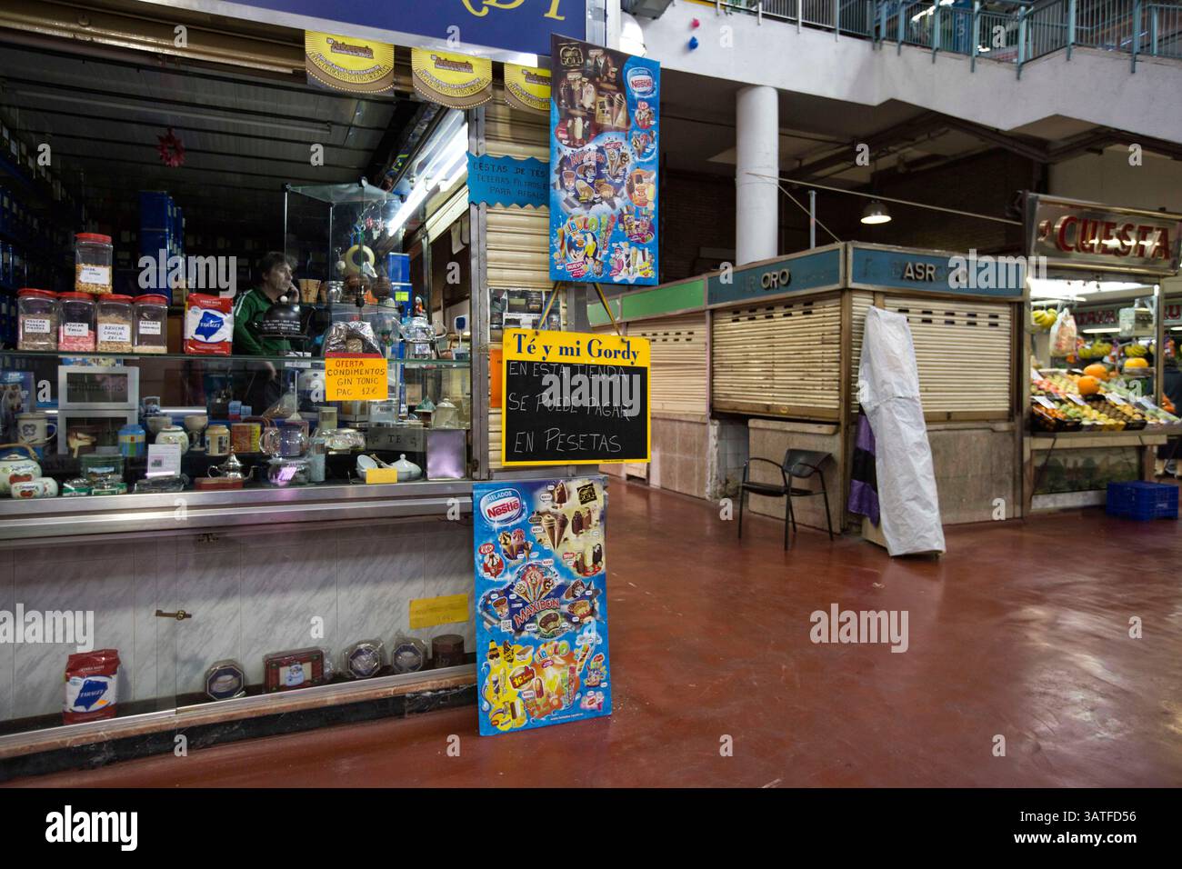 23. Oktober 2013 - Madrid, Spanien - Finanzkrise am Mercado de la Cebada. Die Geschäfte akzeptieren sogar Peseten statt Euro. Leere Regale und deprimierende Menschen. Lavapias ist seit langem ein vernachlässigtes Gebiet der Stadt. Multikulturalismus existiert mit einer hässlicheren Realität, der von Obdachlosigkeit, Drogen und Kleinkriminalität. Es war das jüdische Viertel der Stadt bis zur Vertreibung der Juden aus Spanien im Jahr 1492. Heutzutage gibt es eine ständige Polizeipräsenz auf der Plaza de Lavapias sowie einen hohen Grad an offenen Drogenverkäufen. (Bild: © Yuri Van Geenen/ZUMA Wire/ZUMAPRESS.com) Stockfoto