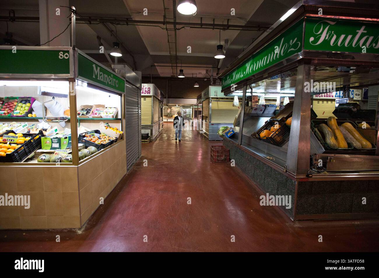 23. Oktober 2013 - Madrid, Spanien - Finanzkrise am Mercado de la Cebada. Die Geschäfte akzeptieren sogar Peseten statt Euro. Leere Regale und deprimierende Menschen. Lavapias ist seit langem ein vernachlässigtes Gebiet der Stadt. Multikulturalismus existiert mit einer hässlicheren Realität, der von Obdachlosigkeit, Drogen und Kleinkriminalität. Es war das jüdische Viertel der Stadt bis zur Vertreibung der Juden aus Spanien im Jahr 1492. Heutzutage gibt es eine ständige Polizeipräsenz auf der Plaza de Lavapias sowie einen hohen Grad an offenen Drogenverkäufen. (Bild: © Yuri Van Geenen/ZUMA Wire/ZUMAPRESS.com) Stockfoto