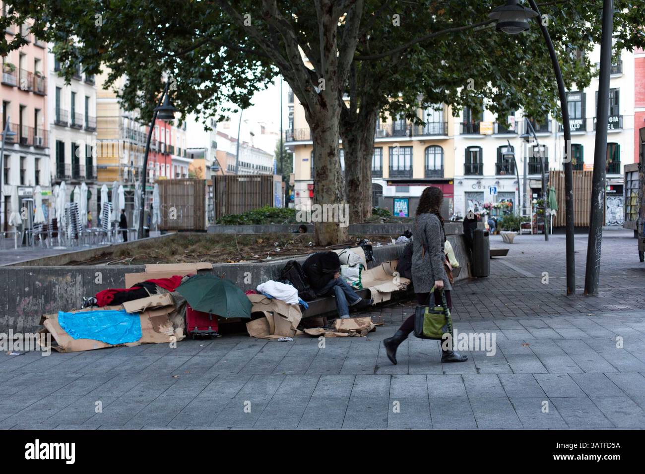 23. Oktober 2013 - Madrid, Spanien - Obdachlose schlafen auf Beton. Lavapias ist seit langem ein vernachlässigtes Gebiet der Stadt. Multikulturalismus existiert mit einer hässlicheren Realität, der von Obdachlosigkeit, Drogen und Kleinkriminalität. Es war das jüdische Viertel der Stadt bis zur Vertreibung der Juden aus Spanien im Jahr 1492. Heutzutage gibt es eine ständige Polizeipräsenz auf der Plaza de Lavapias sowie einen hohen Grad an offenen Drogenverkäufen. (Bild: © Yuri Van Geenen/ZUMA Wire/ZUMAPRESS.com) Stockfoto
