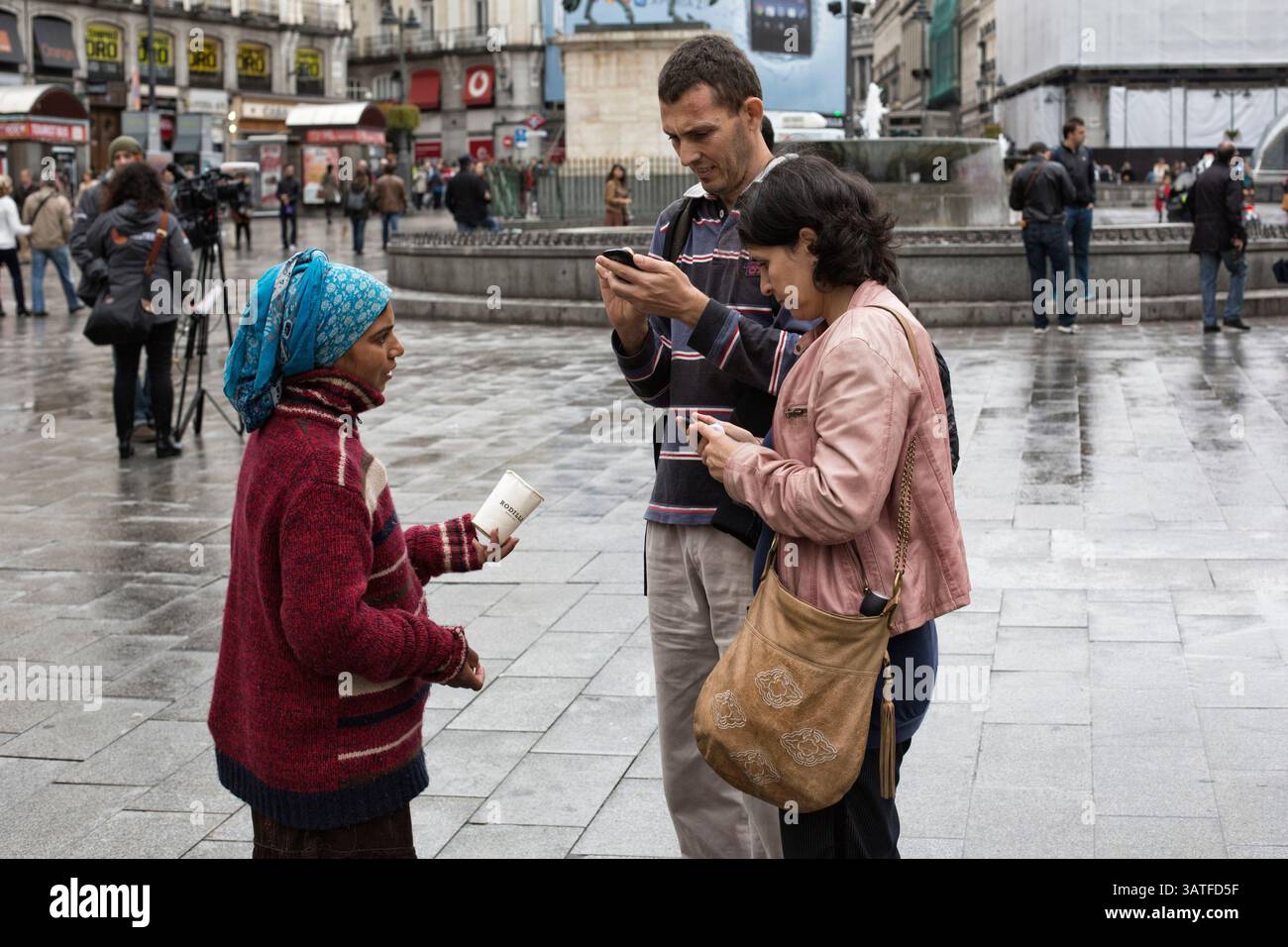 25. Oktober 2013 - Madrid, Spanien - Ein Zigeuner, der in Madrid Touristen um Geld bettelt und ignoriert wird. Lavapias ist seit langem ein vernachlässigtes Gebiet der Stadt. Multikulturalismus existiert mit einer hässlicheren Realität, der von Obdachlosigkeit, Drogen und Kleinkriminalität. Es war das jüdische Viertel der Stadt bis zur Vertreibung der Juden aus Spanien im Jahr 1492. Heutzutage gibt es eine ständige Polizeipräsenz auf der Plaza de Lavapias sowie einen hohen Grad an offenen Drogenverkäufen. (Bild: © Yuri Van Geenen/ZUMA Wire/ZUMAPRESS.com) Stockfoto