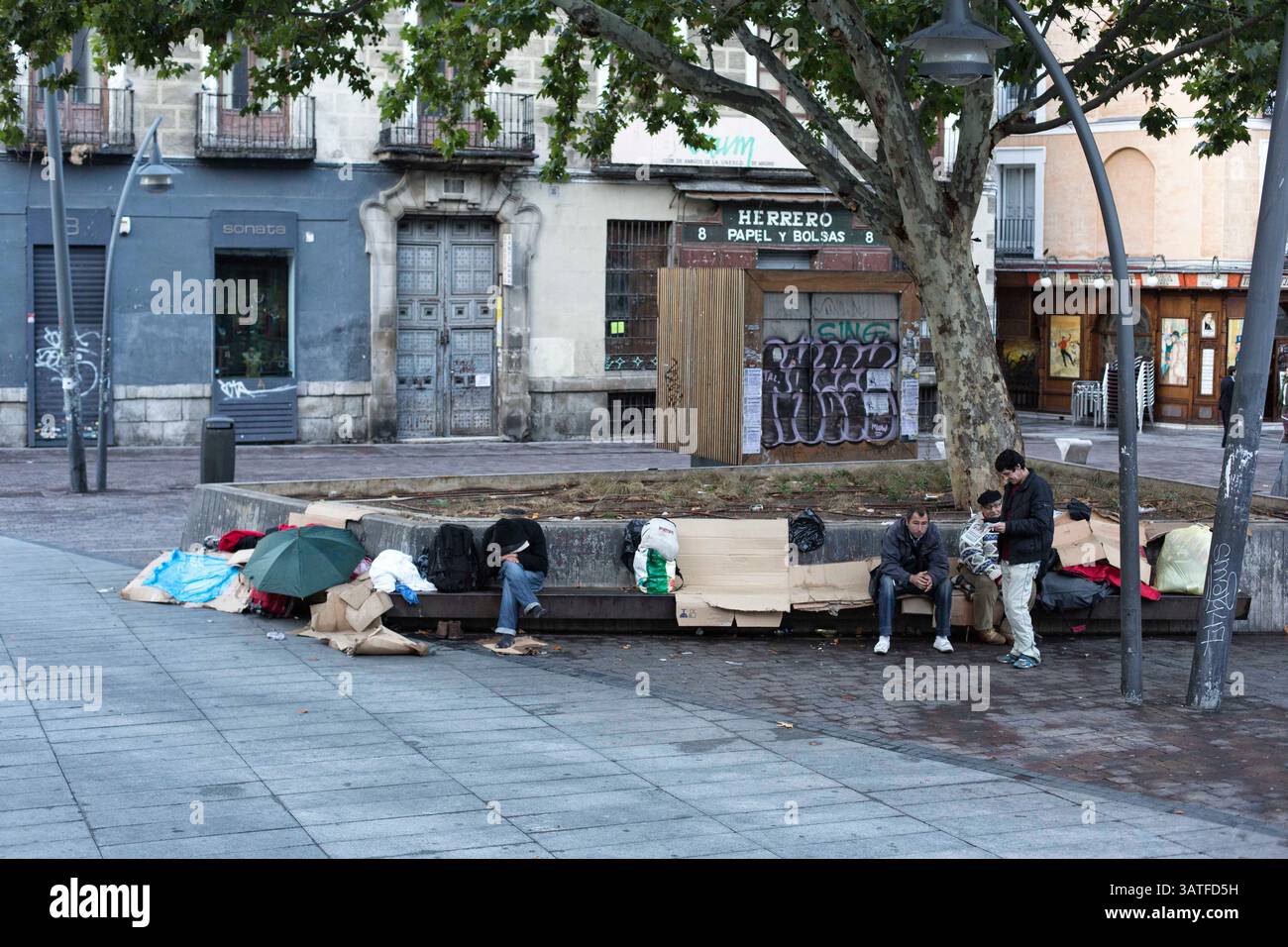 23. Oktober 2013 - Madrid, Spanien - Obdachlose schlafen auf Beton. Lavapias ist seit langem ein vernachlässigtes Gebiet der Stadt. Multikulturalismus existiert mit einer hässlicheren Realität, der von Obdachlosigkeit, Drogen und Kleinkriminalität. Es war das jüdische Viertel der Stadt bis zur Vertreibung der Juden aus Spanien im Jahr 1492. Heutzutage gibt es eine ständige Polizeipräsenz auf der Plaza de Lavapias sowie einen hohen Grad an offenen Drogenverkäufen. (Bild: © Yuri Van Geenen/ZUMA Wire/ZUMAPRESS.com) Stockfoto
