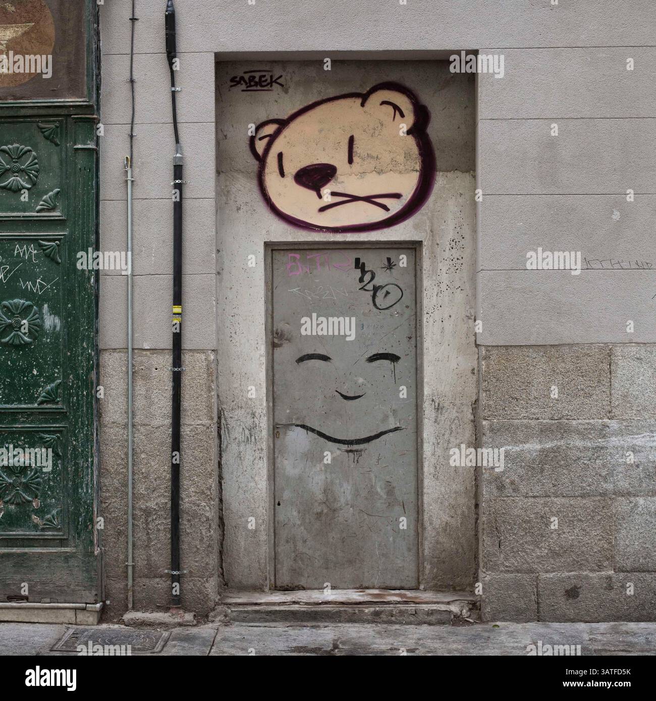 23. Oktober 2013 - Madrid, Spanien - Graffiti eines Lächelns und eines glücklichen Bären. Lavapias ist seit langem ein vernachlässigtes Gebiet der Stadt. Multikulturalismus existiert mit einer hässlicheren Realität, der von Obdachlosigkeit, Drogen und Kleinkriminalität. Es war das jüdische Viertel der Stadt bis zur Vertreibung der Juden aus Spanien im Jahr 1492. Heutzutage gibt es eine ständige Polizeipräsenz auf der Plaza de Lavapias sowie einen hohen Grad an offenen Drogenverkäufen. (Bild: © Yuri Van Geenen/ZUMA Wire/ZUMAPRESS.com) Stockfoto