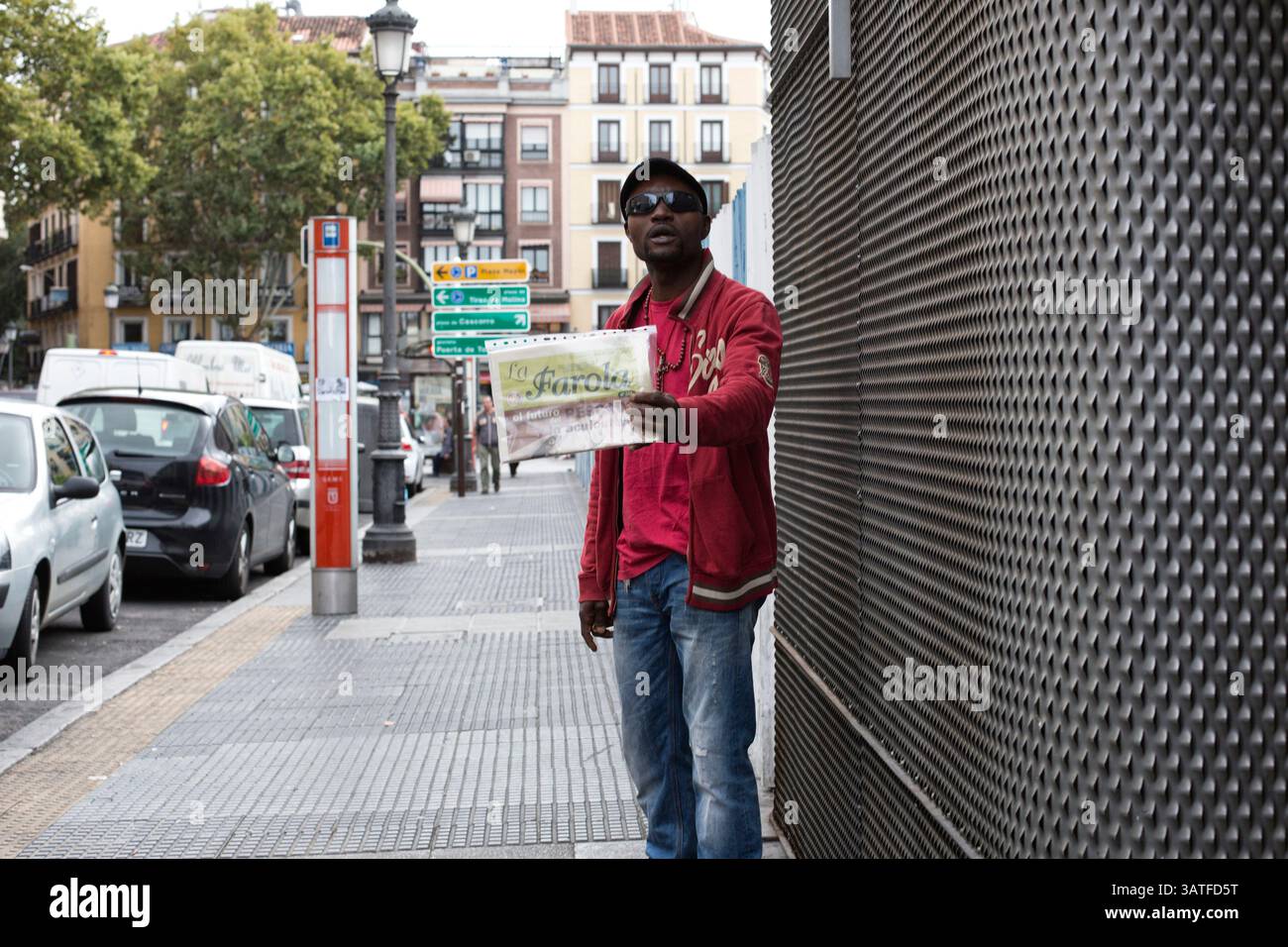 23. Oktober 2013 - Madrid, Spanien - Zeitungen oder Zeitschriften, die von Obdachlosen verkauft werden. Lavapias ist seit langem ein vernachlässigtes Gebiet der Stadt. Multikulturalismus existiert mit einer hässlicheren Realität, der von Obdachlosigkeit, Drogen und Kleinkriminalität. Es war das jüdische Viertel der Stadt bis zur Vertreibung der Juden aus Spanien im Jahr 1492. Heutzutage gibt es eine ständige Polizeipräsenz auf der Plaza de Lavapias sowie einen hohen Grad an offenen Drogenverkäufen. (Bild: © Yuri Van Geenen/ZUMA Wire/ZUMAPRESS.com) Stockfoto