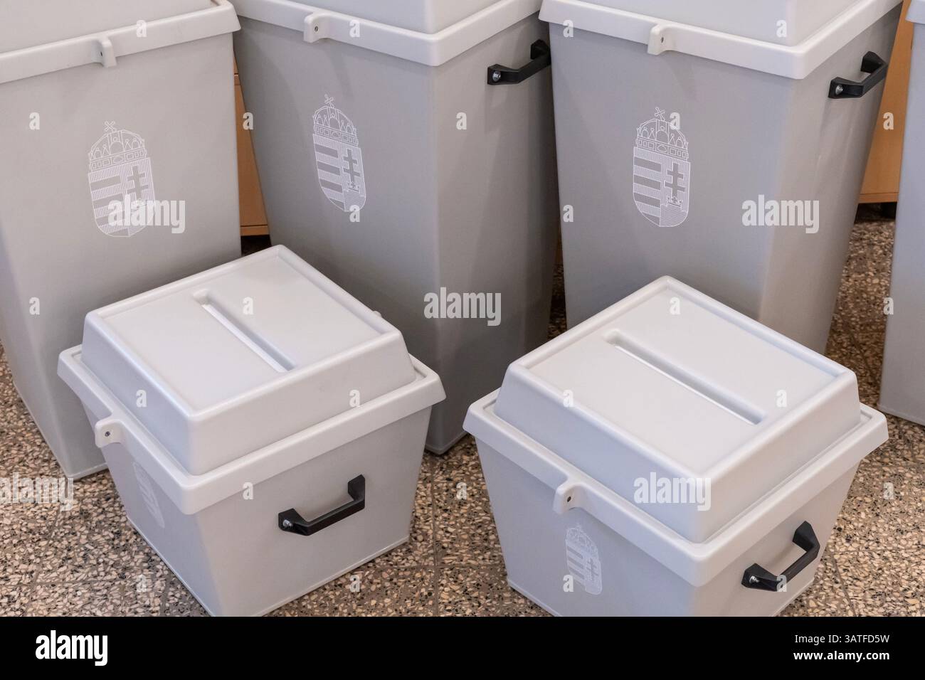 Wahlurnen mit dem ungarischen Staatswappen für die Wahl vorbereitet Stockfoto
