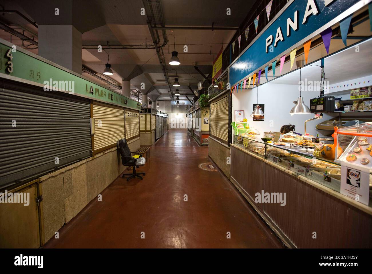 23. Oktober 2013 - Madrid, Spanien - Finanzkrise am Mercado de la Cebada. Die Geschäfte akzeptieren sogar Peseten statt Euro. Leere Regale und deprimierende Menschen. Lavapias ist seit langem ein vernachlässigtes Gebiet der Stadt. Multikulturalismus existiert mit einer hässlicheren Realität, der von Obdachlosigkeit, Drogen und Kleinkriminalität. Es war das jüdische Viertel der Stadt bis zur Vertreibung der Juden aus Spanien im Jahr 1492. Heutzutage gibt es eine ständige Polizeipräsenz auf der Plaza de Lavapias sowie einen hohen Grad an offenen Drogenverkäufen. (Bild: © Yuri Van Geenen/ZUMA Wire/ZUMAPRESS.com) Stockfoto