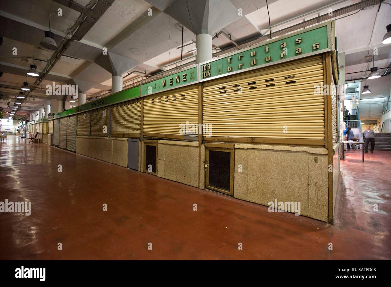 23. Oktober 2013 - Madrid, Spanien - Finanzkrise am Mercado de la Cebada. Die Geschäfte akzeptieren sogar Peseten statt Euro. Leere Regale und deprimierende Menschen. Lavapias ist seit langem ein vernachlässigtes Gebiet der Stadt. Multikulturalismus existiert mit einer hässlicheren Realität, der von Obdachlosigkeit, Drogen und Kleinkriminalität. Es war das jüdische Viertel der Stadt bis zur Vertreibung der Juden aus Spanien im Jahr 1492. Heutzutage gibt es eine ständige Polizeipräsenz auf der Plaza de Lavapias sowie einen hohen Grad an offenen Drogenverkäufen. (Bild: © Yuri Van Geenen/ZUMA Wire/ZUMAPRESS.com) Stockfoto