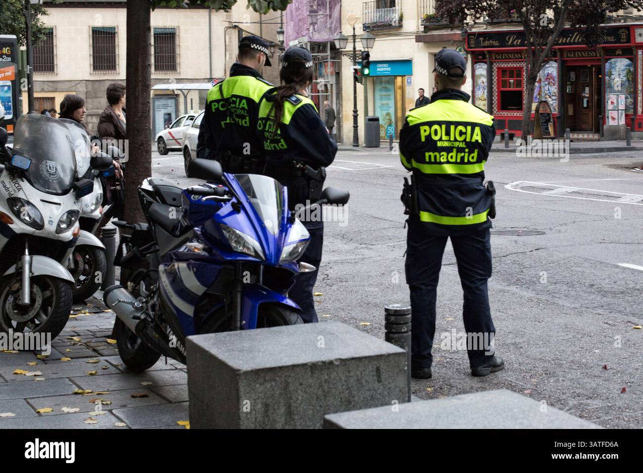 24. Oktober 2013 - Madrid, Spanien - Ein paar Polizisten stehen draußen. Lavapias ist seit langem ein vernachlässigtes Gebiet der Stadt. Multikulturalismus existiert mit einer hässlicheren Realität, der von Obdachlosigkeit, Drogen und Kleinkriminalität. Es war das jüdische Viertel der Stadt bis zur Vertreibung der Juden aus Spanien im Jahr 1492. Heutzutage gibt es eine ständige Polizeipräsenz auf der Plaza de Lavapias sowie einen hohen Grad an offenen Drogenverkäufen. (Bild: © Yuri Van Geenen/ZUMA Wire/ZUMAPRESS.com) Stockfoto