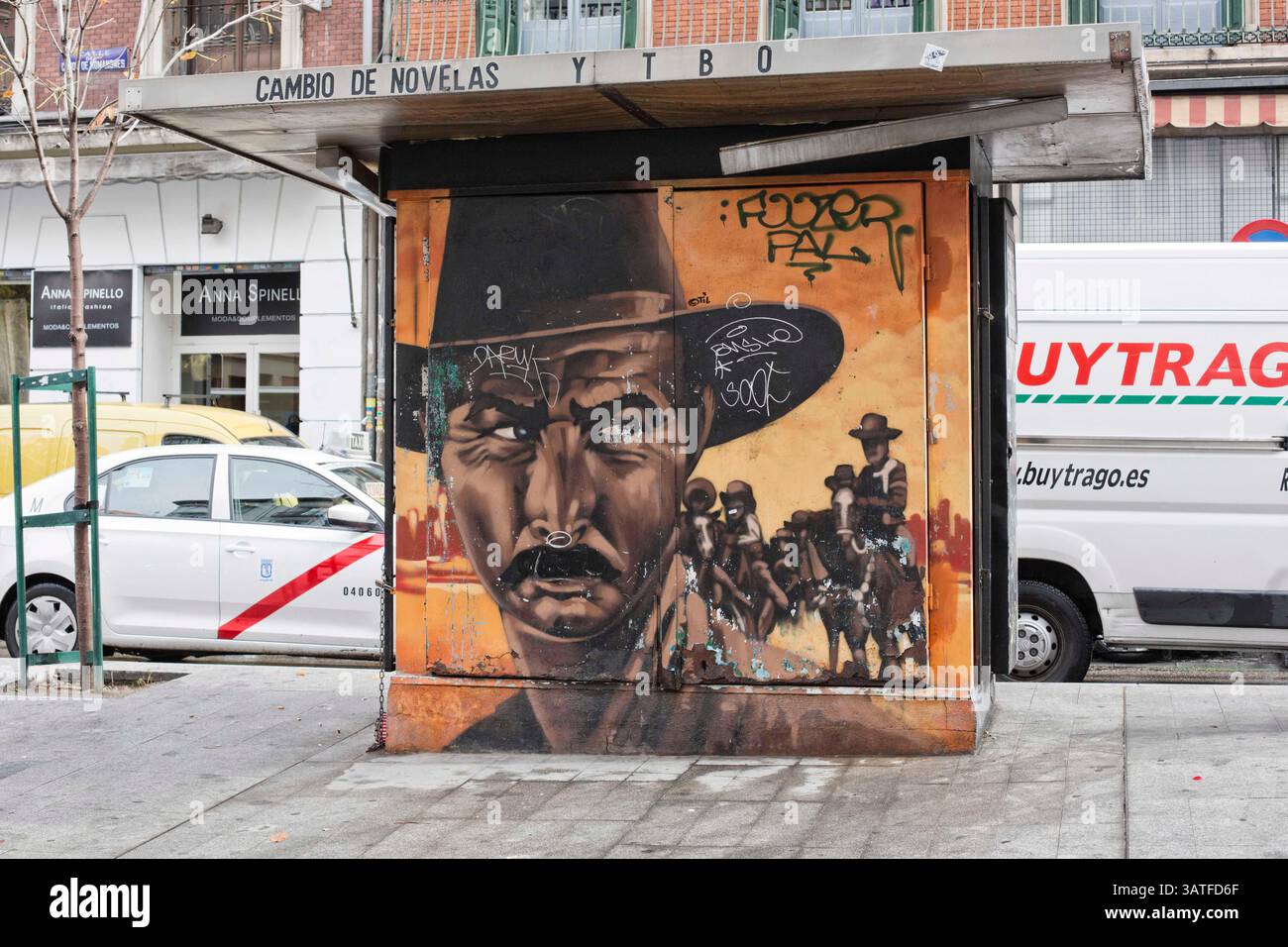 25. Oktober 2013 - Madrid, Spanien - Graffiti Street Art. Lavapias ist seit langem ein vernachlässigtes Gebiet der Stadt. Multikulturalismus existiert mit einer hässlicheren Realität, der von Obdachlosigkeit, Drogen und Kleinkriminalität. Es war das jüdische Viertel der Stadt bis zur Vertreibung der Juden aus Spanien im Jahr 1492. Heutzutage gibt es eine ständige Polizeipräsenz auf der Plaza de Lavapias sowie einen hohen Grad an offenen Drogenverkäufen. (Bild: © Yuri Van Geenen/ZUMA Wire/ZUMAPRESS.com) Stockfoto