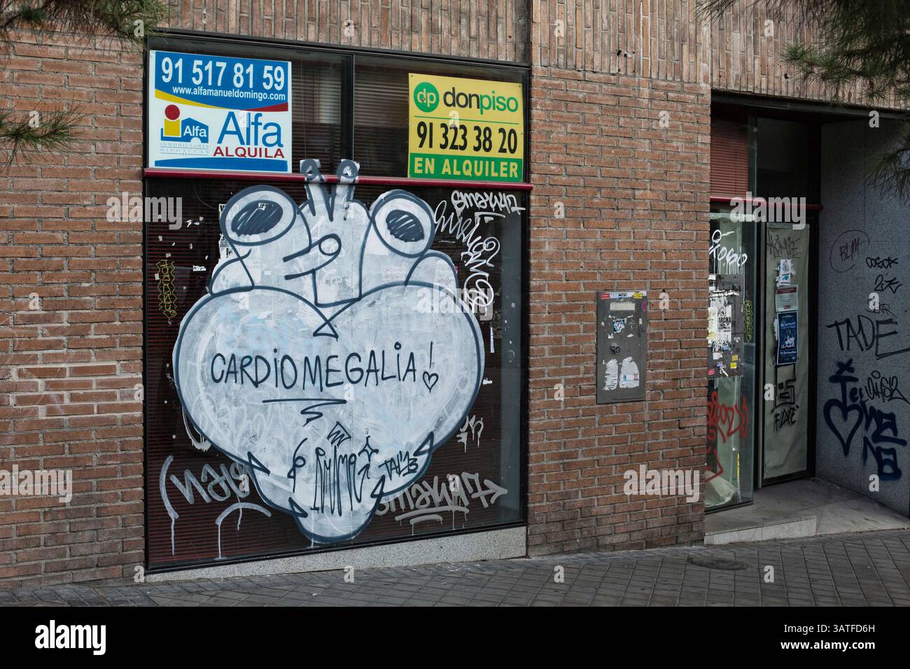 23. Oktober 2013 - Madrid, Spanien - leere Läden mit Graffiti. Lavapias ist seit langem ein vernachlässigtes Gebiet der Stadt. Multikulturalismus existiert mit einer hässlicheren Realität, der von Obdachlosigkeit, Drogen und Kleinkriminalität. Es war das jüdische Viertel der Stadt bis zur Vertreibung der Juden aus Spanien im Jahr 1492. Heutzutage gibt es eine ständige Polizeipräsenz auf der Plaza de Lavapias sowie einen hohen Grad an offenen Drogenverkäufen. (Bild: © Yuri Van Geenen/ZUMA Wire/ZUMAPRESS.com) Stockfoto