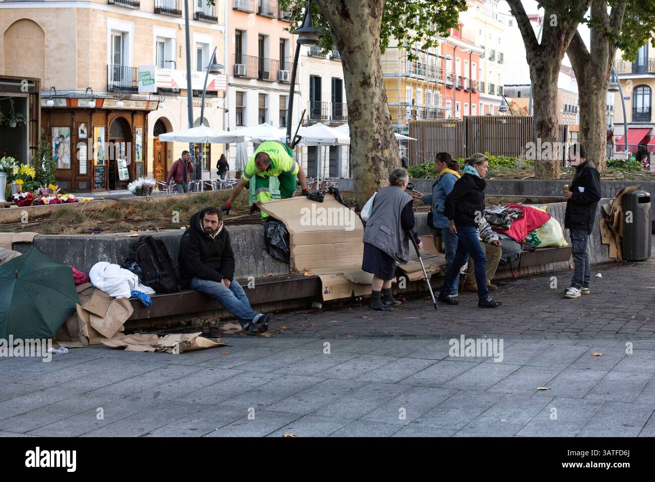 23. Oktober 2013 - Madrid, Spanien - Obdachlose schlafen auf Beton. Lavapias ist seit langem ein vernachlässigtes Gebiet der Stadt. Multikulturalismus existiert mit einer hässlicheren Realität, der von Obdachlosigkeit, Drogen und Kleinkriminalität. Es war das jüdische Viertel der Stadt bis zur Vertreibung der Juden aus Spanien im Jahr 1492. Heutzutage gibt es eine ständige Polizeipräsenz auf der Plaza de Lavapias sowie einen hohen Grad an offenen Drogenverkäufen. (Bild: © Yuri Van Geenen/ZUMA Wire/ZUMAPRESS.com) Stockfoto