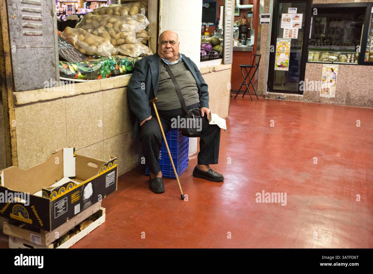 23. Oktober 2013 - Madrid, Spanien - Finanzkrise am Mercado de la Cebada. Die Geschäfte akzeptieren sogar Peseten statt Euro. Leere Regale und deprimierende Menschen. Lavapias ist seit langem ein vernachlässigtes Gebiet der Stadt. Multikulturalismus existiert mit einer hässlicheren Realität, der von Obdachlosigkeit, Drogen und Kleinkriminalität. Es war das jüdische Viertel der Stadt bis zur Vertreibung der Juden aus Spanien im Jahr 1492. Heutzutage gibt es eine ständige Polizeipräsenz auf der Plaza de Lavapias sowie einen hohen Grad an offenen Drogenverkäufen. (Bild: © Yuri Van Geenen/ZUMA Wire/ZUMAPRESS.com) Stockfoto