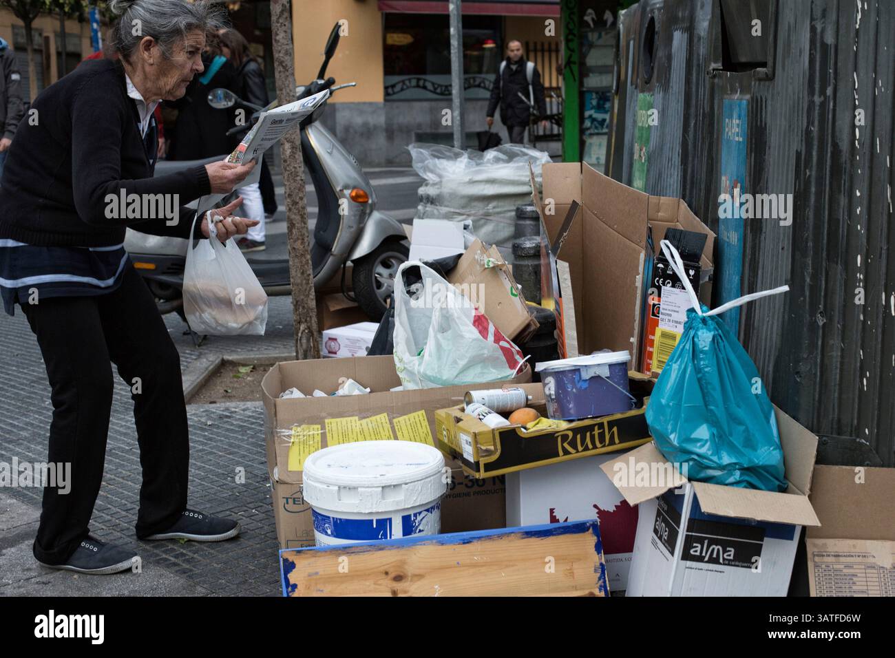 24. Oktober 2013 - Madrid, Spanien - eine Dame, die durch den Müll geht und nach alten Zeitungen sucht. Lavapias ist seit langem ein vernachlässigtes Gebiet der Stadt. Multikulturalismus existiert mit einer hässlicheren Realität, der von Obdachlosigkeit, Drogen und Kleinkriminalität. Es war das jüdische Viertel der Stadt bis zur Vertreibung der Juden aus Spanien im Jahr 1492. Heutzutage gibt es eine ständige Polizeipräsenz auf der Plaza de Lavapias sowie einen hohen Grad an offenen Drogenverkäufen. (Bild: © Yuri Van Geenen/ZUMA Wire/ZUMAPRESS.com) Stockfoto