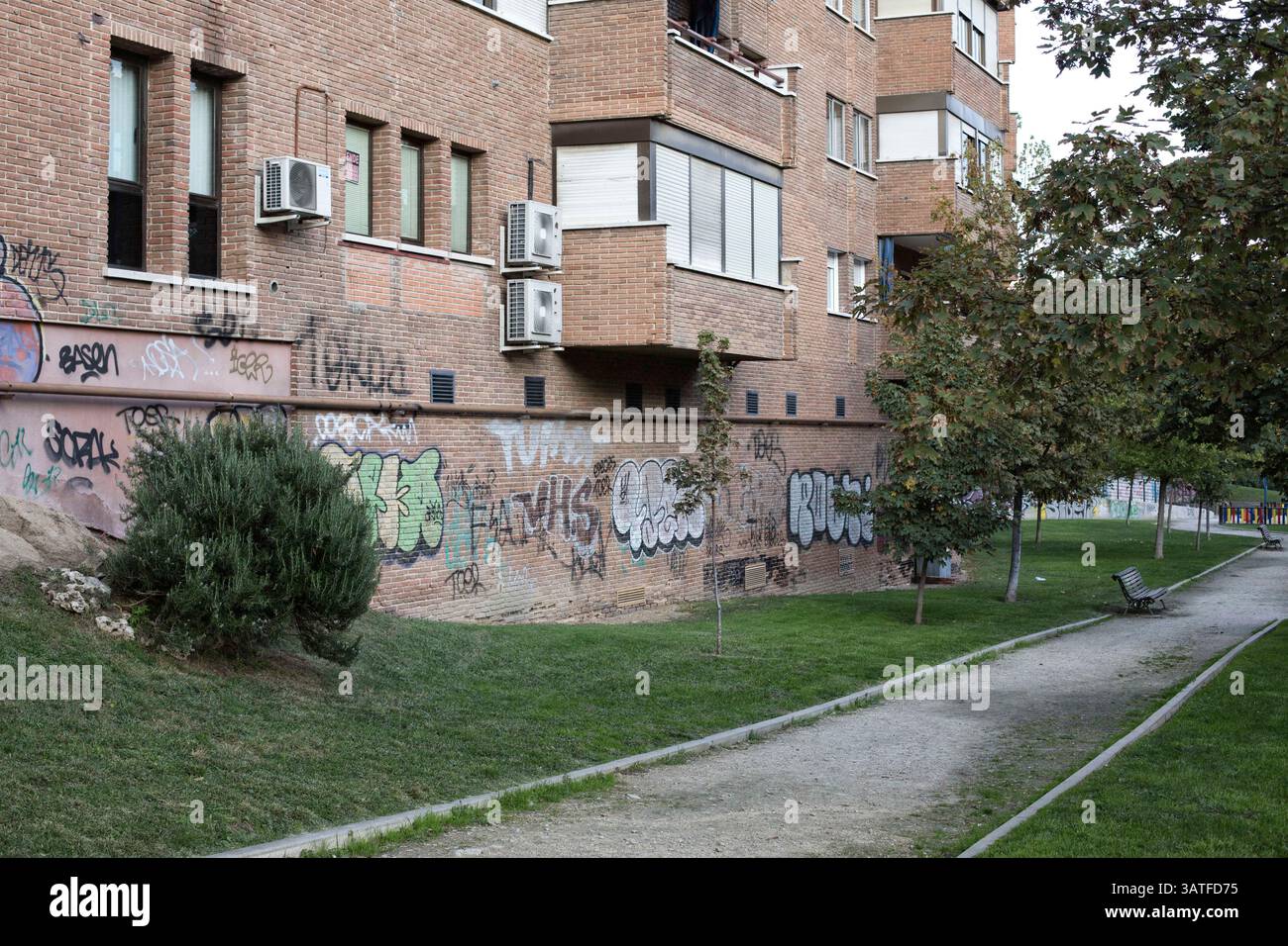 23. Oktober 2013 - Madrid, Spanien - Graffiti und Tags auf Häusern. Lavapias ist seit langem ein vernachlässigtes Gebiet der Stadt. Multikulturalismus existiert mit einer hässlicheren Realität, der von Obdachlosigkeit, Drogen und Kleinkriminalität. Es war das jüdische Viertel der Stadt bis zur Vertreibung der Juden aus Spanien im Jahr 1492. Heutzutage gibt es eine ständige Polizeipräsenz auf der Plaza de Lavapias sowie einen hohen Grad an offenen Drogenverkäufen. (Bild: © Yuri Van Geenen/ZUMA Wire/ZUMAPRESS.com) Stockfoto