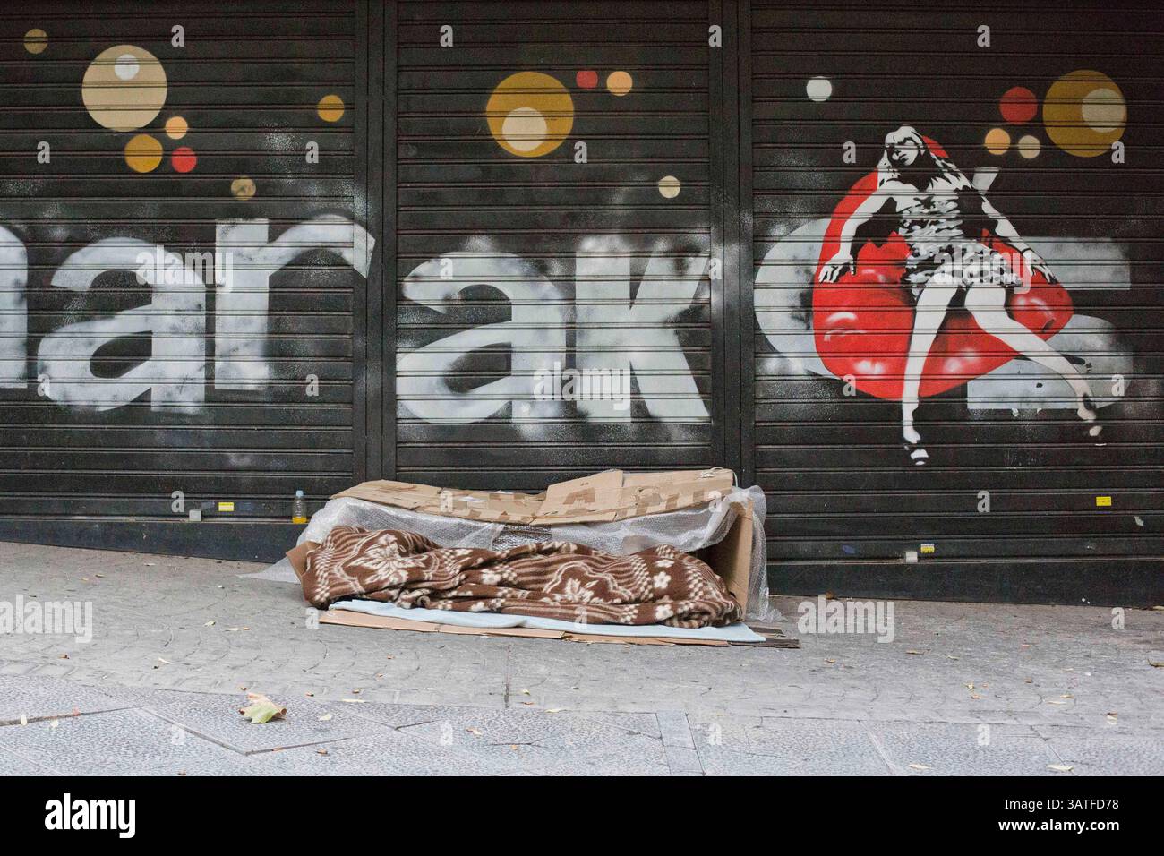 24. Oktober 2013 - Madrid, Spanien - Obdachloser, der auf dem Beton schläft. Lavapias ist seit langem ein vernachlässigtes Gebiet der Stadt. Multikulturalismus existiert mit einer hässlicheren Realität, der von Obdachlosigkeit, Drogen und Kleinkriminalität. Es war das jüdische Viertel der Stadt bis zur Vertreibung der Juden aus Spanien im Jahr 1492. Heutzutage gibt es eine ständige Polizeipräsenz auf der Plaza de Lavapias sowie einen hohen Grad an offenen Drogenverkäufen. (Bild: © Yuri Van Geenen/ZUMA Wire/ZUMAPRESS.com) Stockfoto