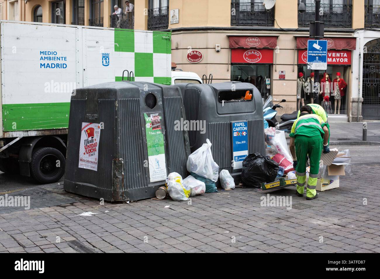 24. Oktober 2013 - Madrid, Spanien - Müllsammler sammeln Müll auf. Lavapias ist seit langem ein vernachlässigtes Gebiet der Stadt. Multikulturalismus existiert mit einer hässlicheren Realität, der von Obdachlosigkeit, Drogen und Kleinkriminalität. Es war das jüdische Viertel der Stadt bis zur Vertreibung der Juden aus Spanien im Jahr 1492. Heutzutage gibt es eine ständige Polizeipräsenz auf der Plaza de Lavapias sowie einen hohen Grad an offenen Drogenverkäufen. (Bild: © Yuri Van Geenen/ZUMA Wire/ZUMAPRESS.com) Stockfoto