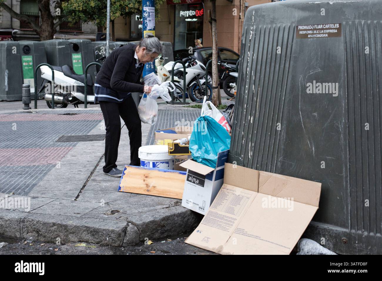 24. Oktober 2013 - Madrid, Spanien - eine Dame, die durch den Müll geht und nach alten Zeitungen sucht. Lavapias ist seit langem ein vernachlässigtes Gebiet der Stadt. Multikulturalismus existiert mit einer hässlicheren Realität, der von Obdachlosigkeit, Drogen und Kleinkriminalität. Es war das jüdische Viertel der Stadt bis zur Vertreibung der Juden aus Spanien im Jahr 1492. Heutzutage gibt es eine ständige Polizeipräsenz auf der Plaza de Lavapias sowie einen hohen Grad an offenen Drogenverkäufen. (Bild: © Yuri Van Geenen/ZUMA Wire/ZUMAPRESS.com) Stockfoto