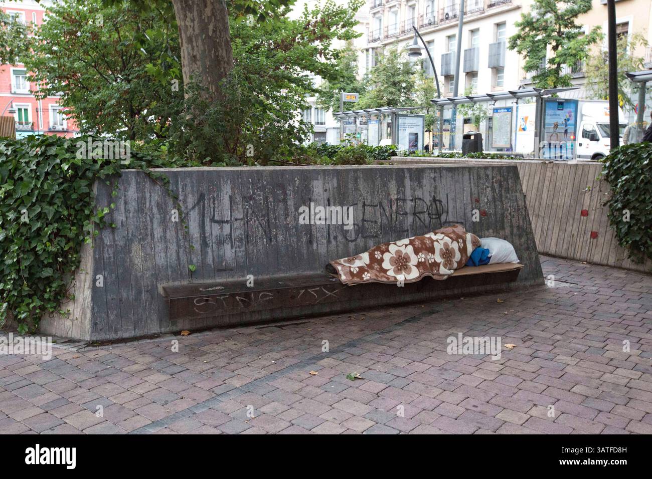 23. Oktober 2013 - Madrid, Spanien - Ein Obdachloser macht ein Nickerchen. Lavapias ist seit langem ein vernachlässigtes Gebiet der Stadt. Multikulturalismus existiert mit einer hässlicheren Realität, der von Obdachlosigkeit, Drogen und Kleinkriminalität. Es war das jüdische Viertel der Stadt bis zur Vertreibung der Juden aus Spanien im Jahr 1492. Heutzutage gibt es eine ständige Polizeipräsenz auf der Plaza de Lavapias sowie einen hohen Grad an offenen Drogenverkäufen. (Bild: © Yuri Van Geenen/ZUMA Wire/ZUMAPRESS.com) Stockfoto
