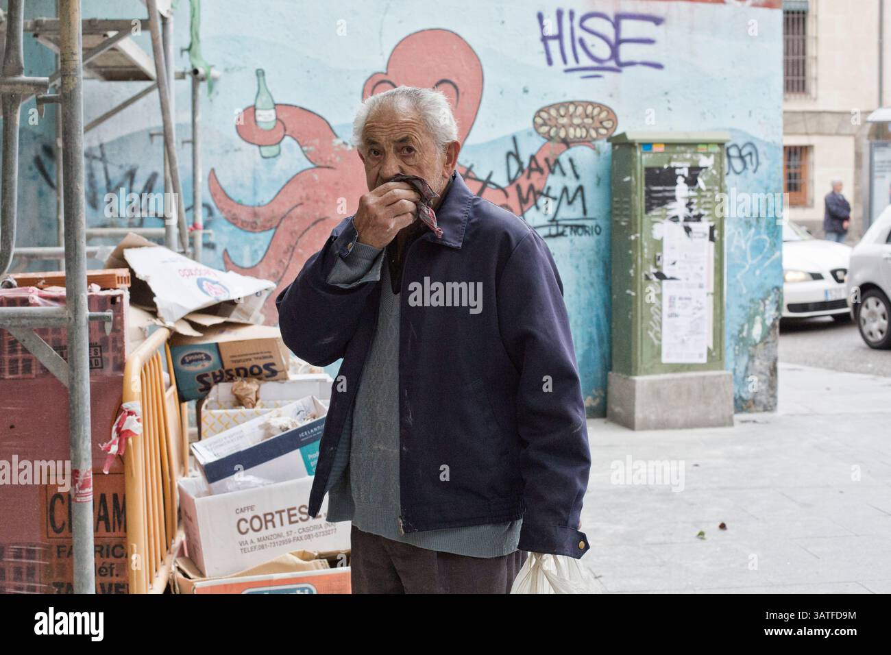 24. Oktober 2013 - Madrid, Spanien - Mann auf der Straße mit einem Graffiti-Bild eines Oktopus. Lavapias ist seit langem ein vernachlässigtes Gebiet der Stadt. Multikulturalismus existiert mit einer hässlicheren Realität, der von Obdachlosigkeit, Drogen und Kleinkriminalität. Es war das jüdische Viertel der Stadt bis zur Vertreibung der Juden aus Spanien im Jahr 1492. Heutzutage gibt es eine ständige Polizeipräsenz auf der Plaza de Lavapias sowie einen hohen Grad an offenen Drogenverkäufen. (Bild: © Yuri Van Geenen/ZUMA Wire/ZUMAPRESS.com) Stockfoto