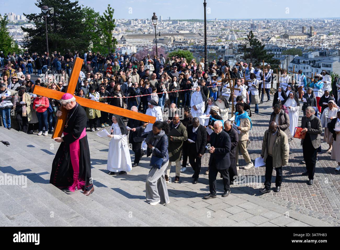 Paris, Frankreich. April 2025. Kreuzweg des Erzbischofs von Paris, Mgr. Laurent Ulrich Paris, in Sacre Coeur, 18. April 2025 - 18. April 04/2025 - France/Ile-de-France (Region)/Paris - julien mattia Credit: LE PICTORIUM/Alamy Live News Stockfoto