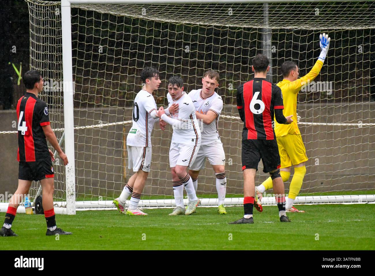 Landore, Swansea, Wales. 18. April 2025. Callum Jones aus Swansea City feiert das dritte Tor seiner Mannschaft mit seinen Teamkollegen Alex Godfrey und Billy Clarke während des U18 Professional Development League-Spiels zwischen Swansea City und AFC Bournemouth am 18. April 2025 im JOMA High Performance Centre in Landore, Swansea, Wales. Quelle: Duncan Thomas/Majestic Media/Alamy Live News. Stockfoto