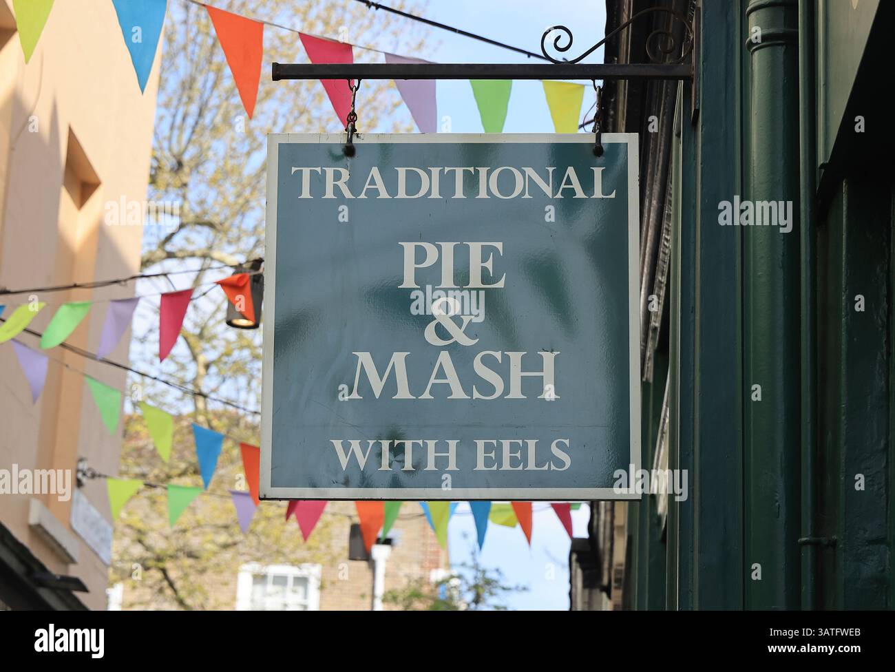 Goddards im Greenwich Pub, in dem traditionelles Pie & Mash mit Aalen und Liquor verkauft wird, in SE London, Großbritannien Stockfoto