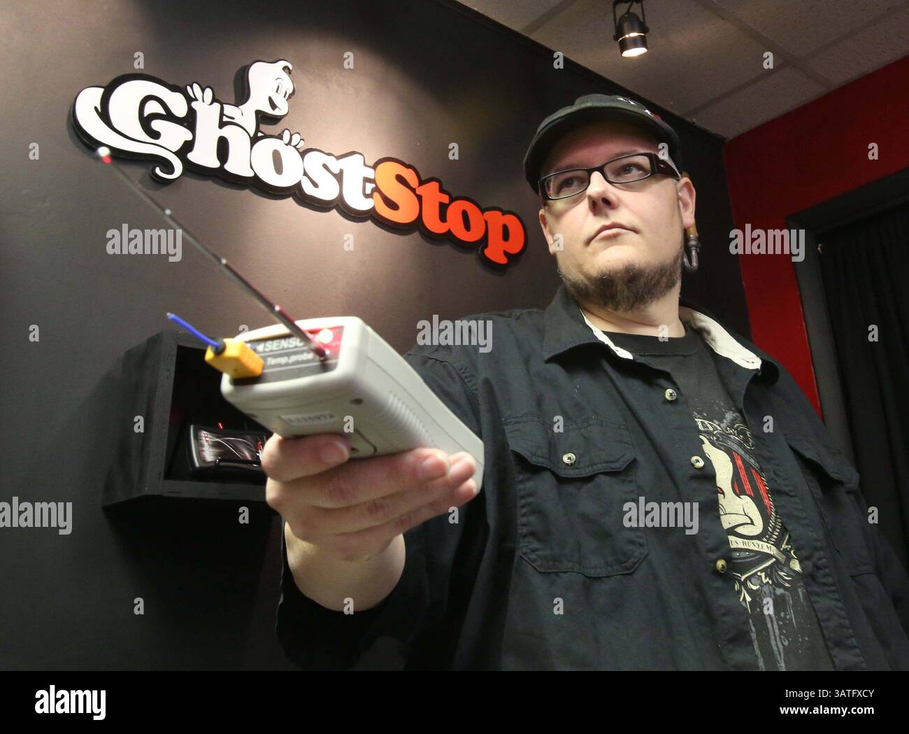 25. Oktober 2013 – St. Cloud, FL, USA – Shawn Porter hält einen Leser für elektromagnetische Felder in seinem Ghost Stop in St. Cloud, Florida, 25. Oktober 2013. (Bild: © George Skene/MCT/ZUMAPRESS.com) Stockfoto