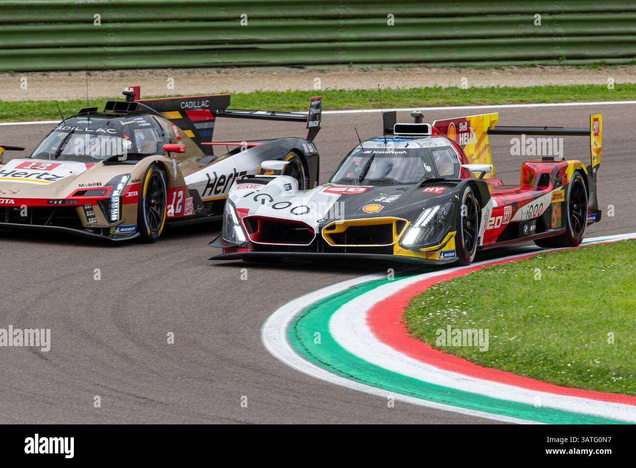 Imola, Italien. 18. April 2025. BMW M TEAM WRT #20 HYPERCAR (RAST, FRIJNS, VAN DER LINDE) überholt CADILLAC HERTZ TEAM JOTA #12 HYPERCAR (LYNN, NATO, STEVENS) in Runde 7 während des zweiten Freien Trainings der FIA WEC 2025 6 Stunden Imola in Enzo und Dino Ferrari Circuit in Imola (Italien). Quelle: Riccardo Righetti/Alamy Live News Stockfoto