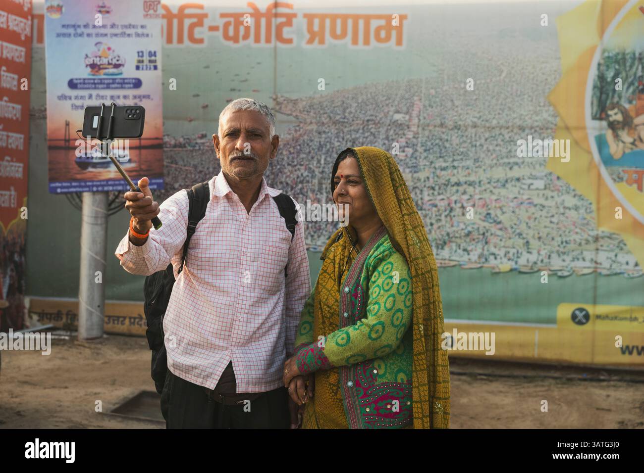Kumbh Mela 2025: Das Heilige Geht Viral. Heilige Momentaufnahmen. Glaube und Technologie in der modernen Pilgerfahrt. Die Maha Kumbh Mela ist eine zeitlose Versammlung Stockfoto
