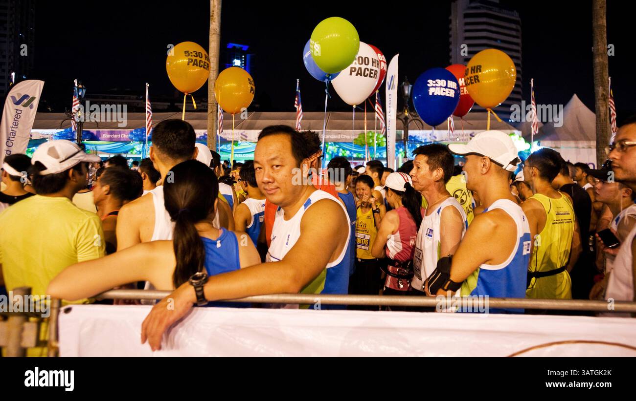 29. September 2013 – Kuala Lumpur, Malaysia – Läufer warten auf den Start. Farbige Ballons sind an offizielle Tempovorgaben gebunden, damit Läufer ihre angestrebten Marathonzeiten erreichen können. (Bild: © Pein Cheong Lee/ZUMAPRESS.com) Stockfoto