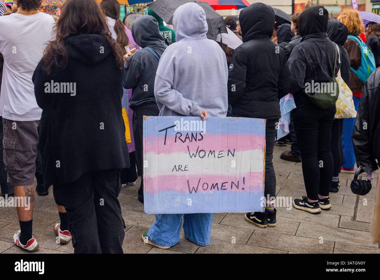 Leeds, Großbritannien. APRIL 2025. 'Trans Women are Women' Zeichen bei einer Notfall-Trans Rights Demo nach dem Urteil des Obersten Gerichtshofs über die Bedeutung des Wortes 'Women', das weithin als Sieg für Anti-Trans-Aktivisten angesehen wird. Credit Milo Chandler/Alamy Live News Stockfoto