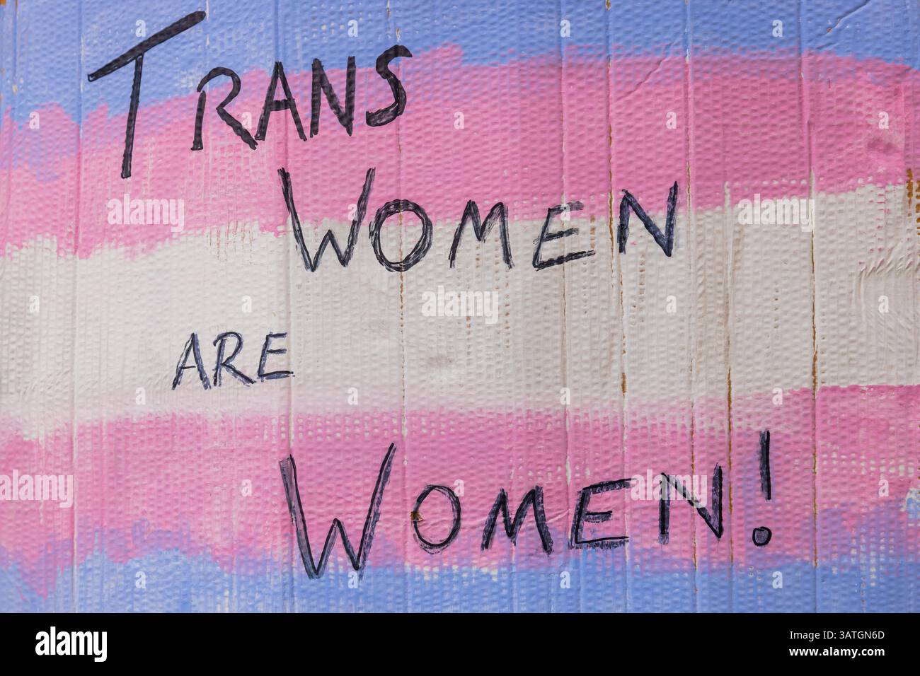 Leeds, Großbritannien. APRIL 2025. 'Trans Women are Women' Zeichen bei einer Notfall-Trans Rights Demo nach dem Urteil des Obersten Gerichtshofs über die Bedeutung des Wortes 'Women', das weithin als Sieg für Anti-Trans-Aktivisten angesehen wird. Credit Milo Chandler/Alamy Live News Stockfoto