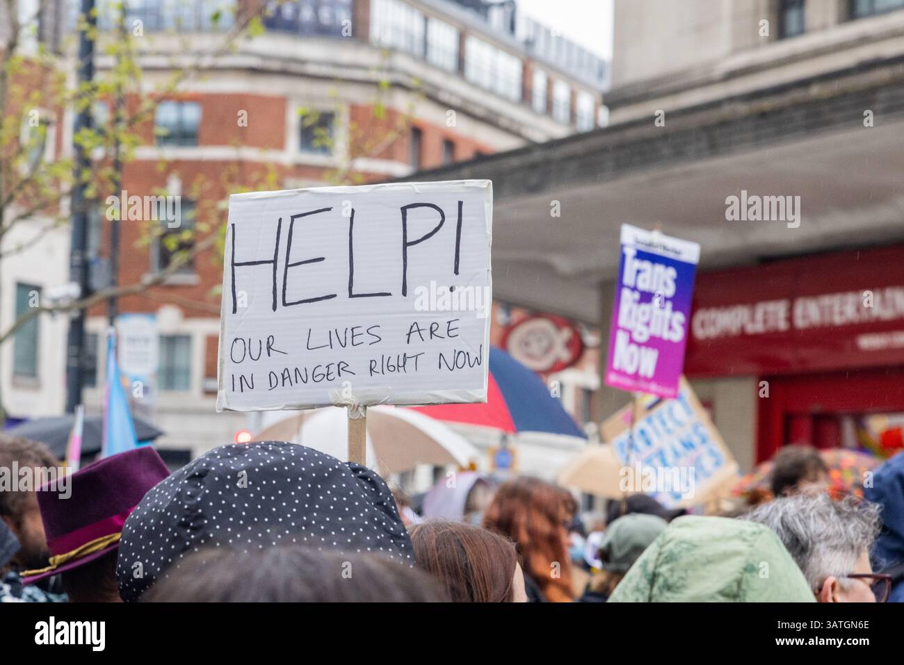 Leeds, Großbritannien. APRIL 2025. „Hilfe! Unser Leben ist in Gefahr, jetzt" bei einer Notfall-Trans-Rechte-Demo nach dem Urteil des Obersten Gerichtshofs über die Bedeutung des Wortes "Frauen", das weithin als Sieg für Anti-Trans-Aktivisten angesehen wird. Credit Milo Chandler/Alamy Live News Stockfoto