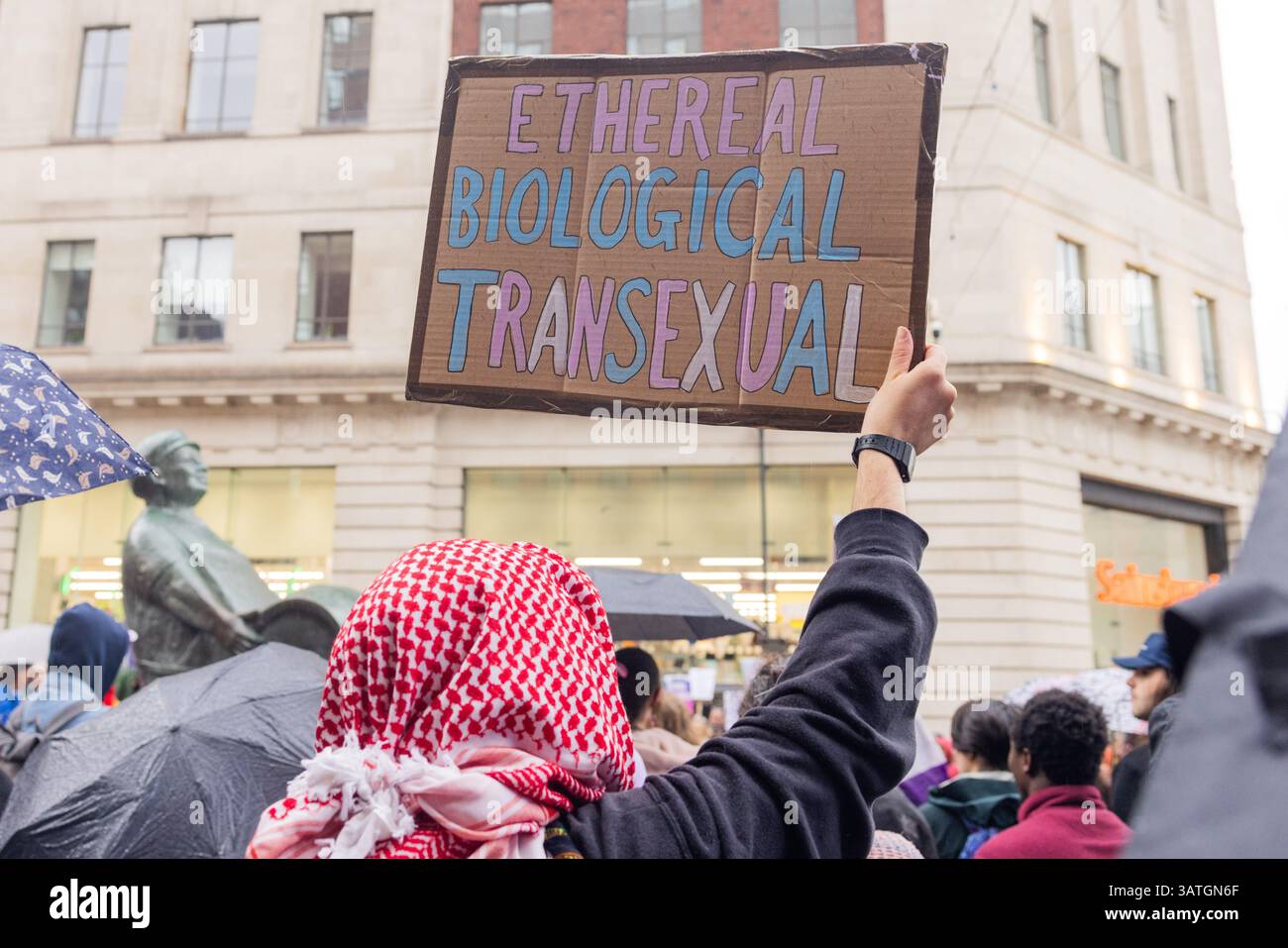 Leeds, Großbritannien. APRIL 2025. At Person hält 'Ethereal, Biological Transexual' unterzeichnen eine Notfall-Trans-Rechte-Demo nach dem Urteil des Obersten Gerichtshofs über die Bedeutung des Wortes 'Women', das weithin als Sieg für Anti-Trans-Aktivisten angesehen wird. Credit Milo Chandler/Alamy Live News Stockfoto