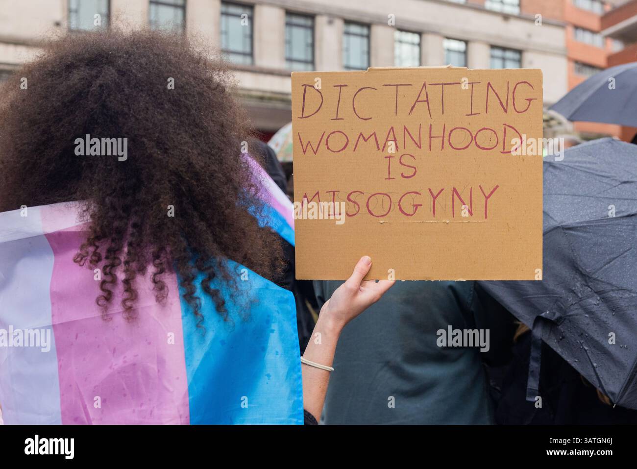Leeds, Großbritannien. APRIL 2025. „Weiblichkeit diktieren ist Frauenfeindlichkeit“-Schild bei einer Notfall-Trans-Rechte-Demo nach dem Urteil des Obersten Gerichtshofs über die Bedeutung des Wortes „Frauen“, das weithin als Sieg für Anti-Trans-Aktivisten angesehen wird. Credit Milo Chandler/Alamy Live News Stockfoto
