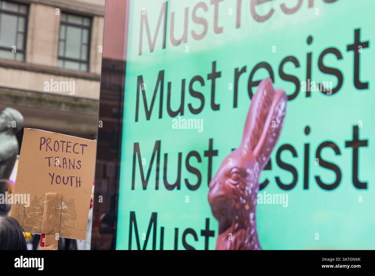Leeds, Großbritannien. APRIL 2025. „Protect Trans Youth“-Schild neben einem „must Resist“-Werbespot bei einer Notfall-Trans Rights-Demo nach dem Urteil des Obersten Gerichtshofs über die Bedeutung des Wortes „Women“, das weithin als Gewinn für Anti-Trans-Aktivisten angesehen wird. Credit Milo Chandler/Alamy Live News Stockfoto