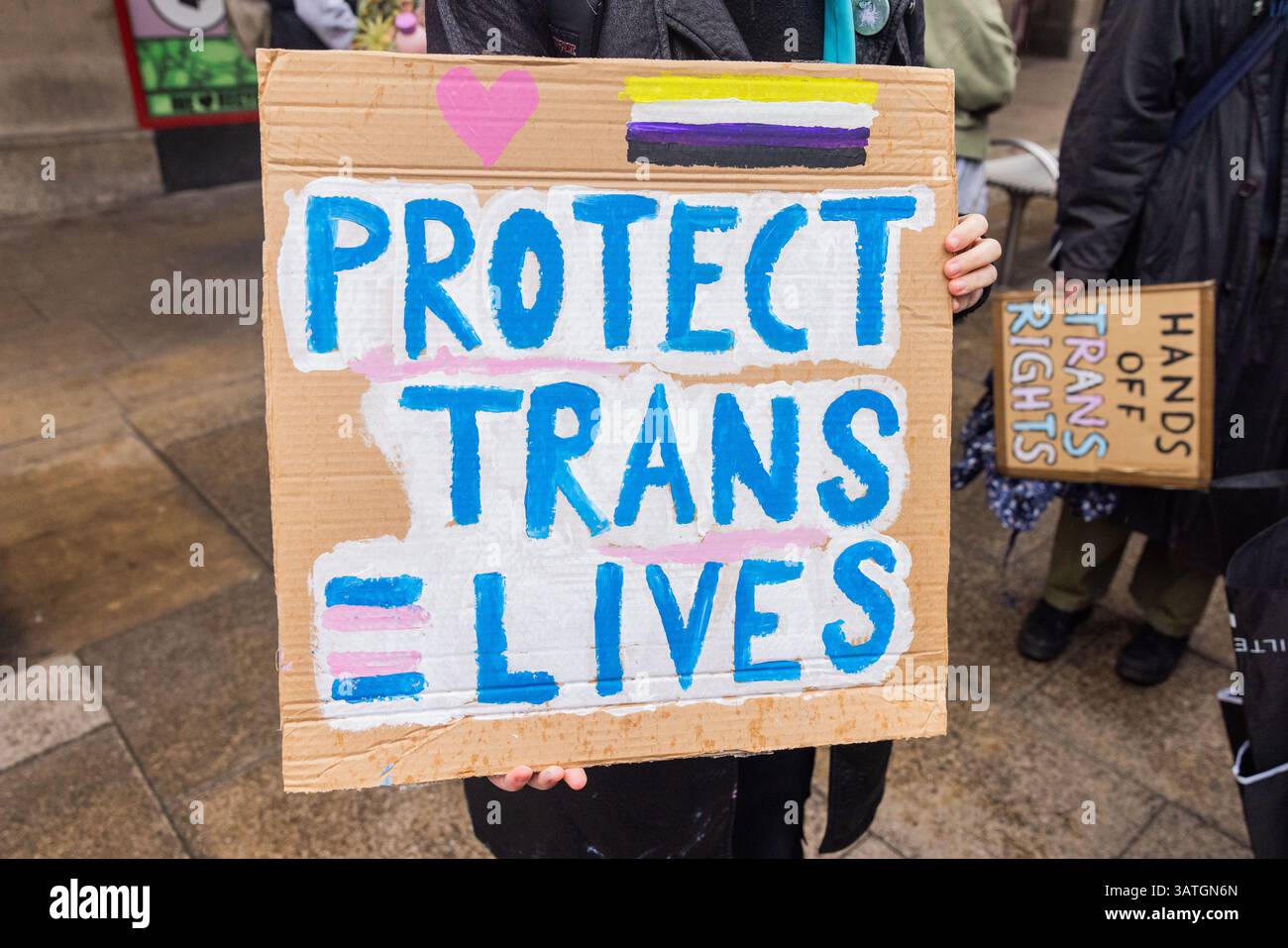 Leeds, Großbritannien. APRIL 2025. Bei 'Protect Trans Lives' unterzeichnen Sie eine Notfall-Trans-Rechte-Demo nach dem Urteil des Obersten Gerichtshofs über die Bedeutung des Wortes 'Women', das weithin als Sieg für Anti-Trans-Aktivisten angesehen wird. Credit Milo Chandler/Alamy Live News Stockfoto