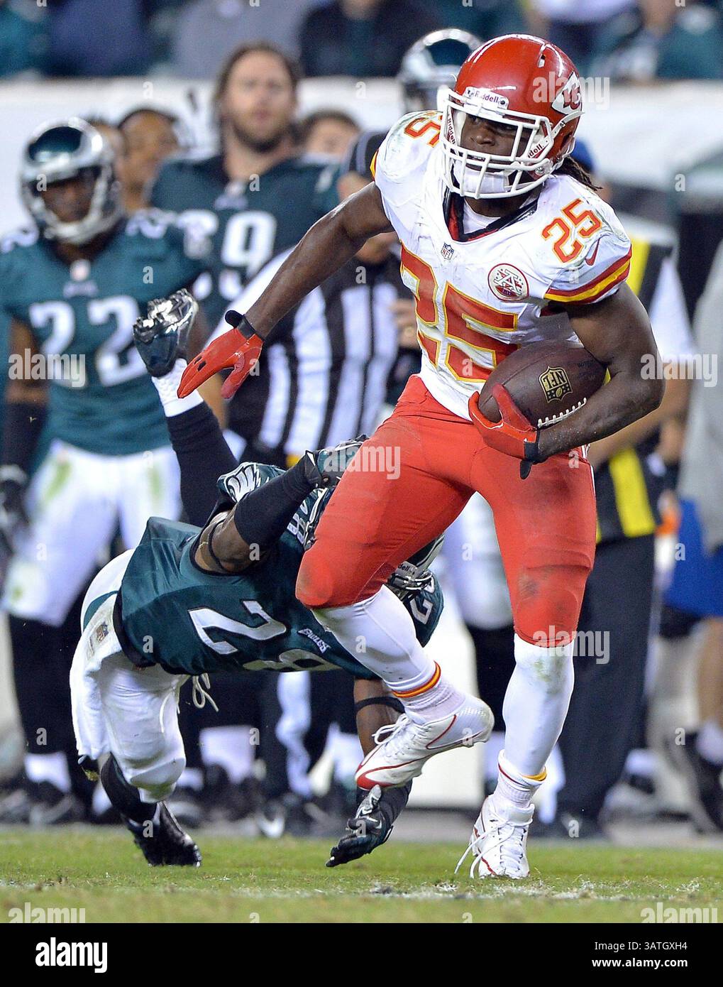 19. September 2013 - Philadelphia, PA, USA - Kansas City Chiefs Running Back Jamaal Charles (25) schüttelt Philadelphia Eagles starke Sicherheit Earl Wolff bei einem Rennen im vierten Quartal im Lincoln Financial Field in Philadelphia, Pennsylvania, am Donnerstag, den 19. September 2013. Die Chiefs haben mit 26:16. (Kreditbild: © John Sleezer/MCT/ZUMAPRESS.com) Stockfoto