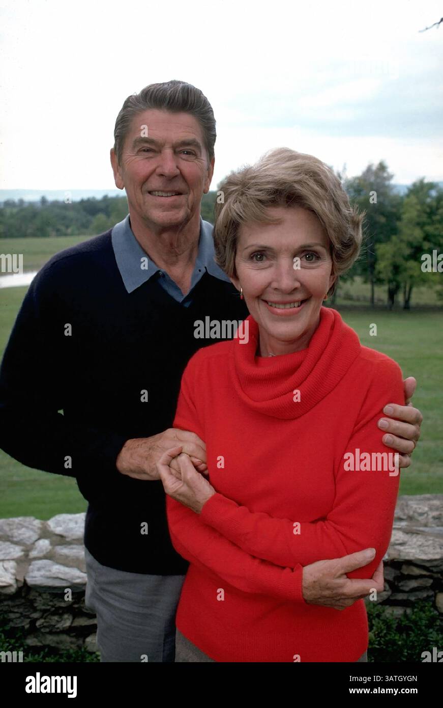 6. März 2016: NANCY REAGAN, Ronald Reagans Witwe und First Lady von 1981 bis 1989, starb im Alter von 94 Jahren. Die Todesursache war Herzinsuffizienz. Abbildung: 1. Oktober 1980 – Middleburg, Virginia, USA – Porträt des republikanischen US-Präsidentschaftskandidaten RONALD REAGAN und seiner Frau NANCY REAGAN auf ihrem Anwesen in Wexford. (Bild: © Michael Evans/ZUMAPRESS.com) Stockfoto